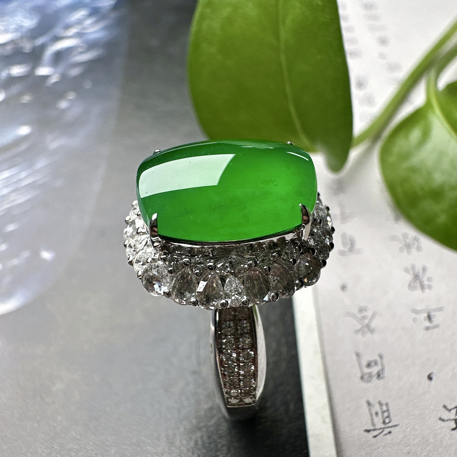 【冰种满绿蛋面戒指】质地均匀细腻，冰润起光，胶感强烈，颜色娇艳，18K金钻精美镶嵌，裸石尺寸12.3*8.8*5.2毫米