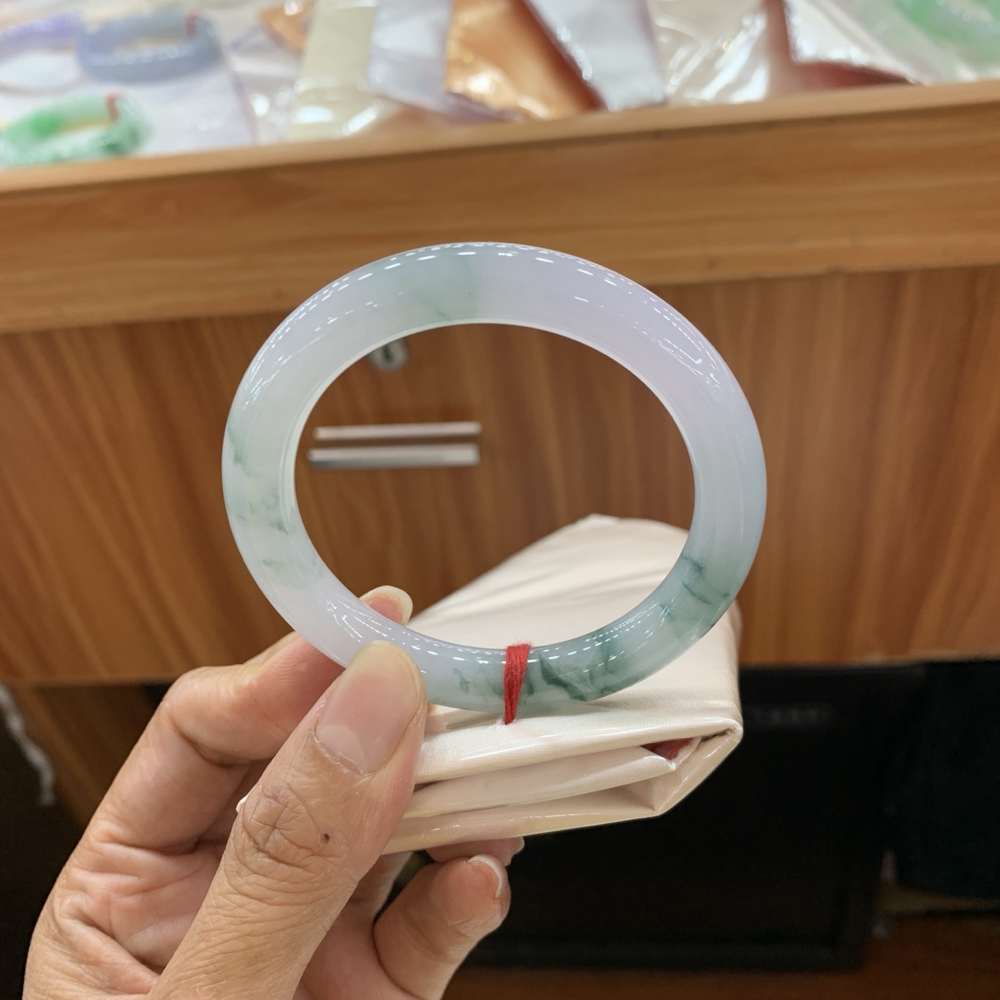 042809FN，冰胶飘花圆条翡翠手镯，54.6-9.1