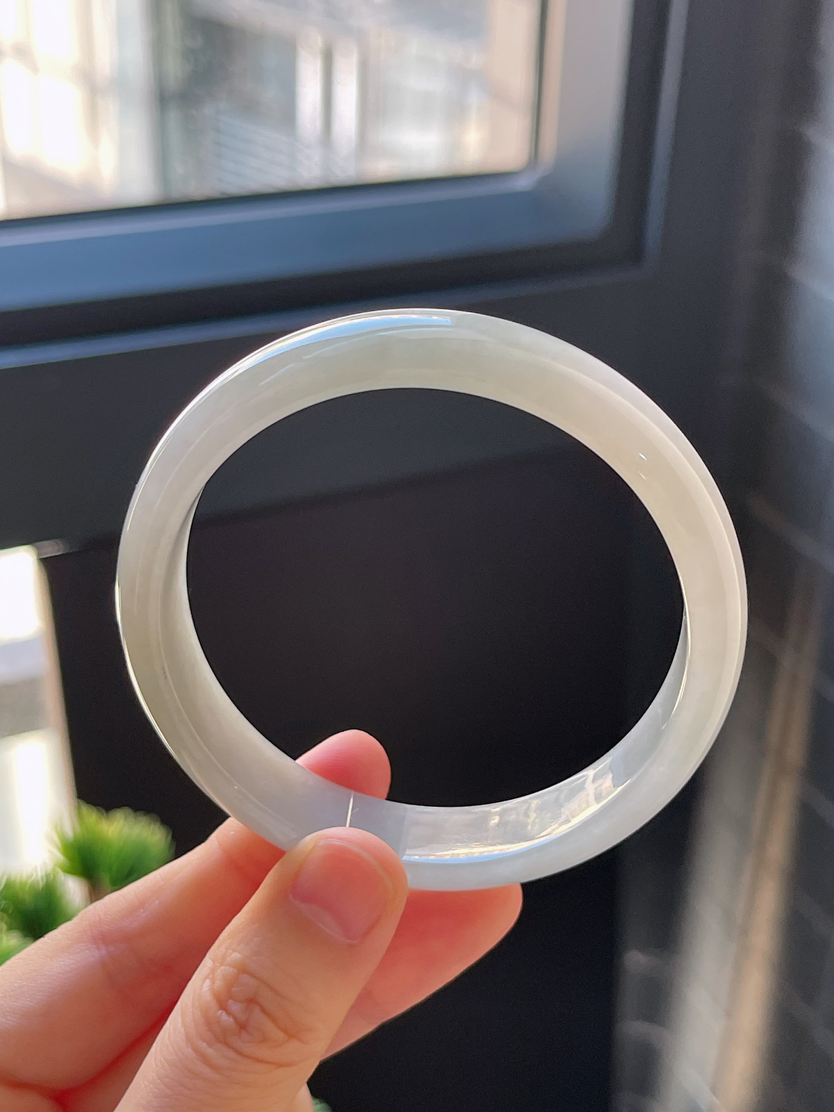 正圈58.6圈口，翡翠糯化种淡绿色手镯