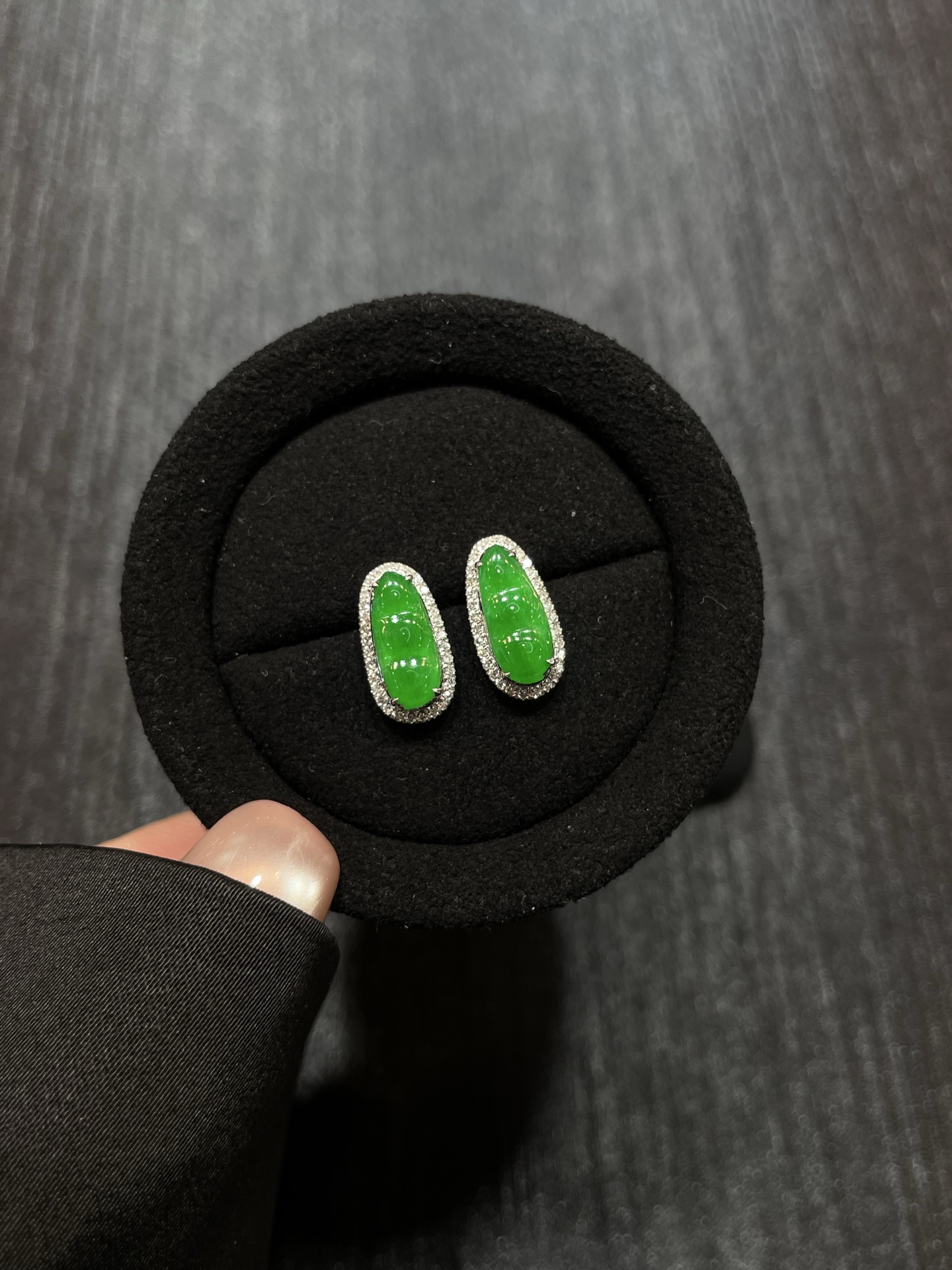 满色 阳绿 福豆耳钉，18k金配钻镶嵌，11.8/5