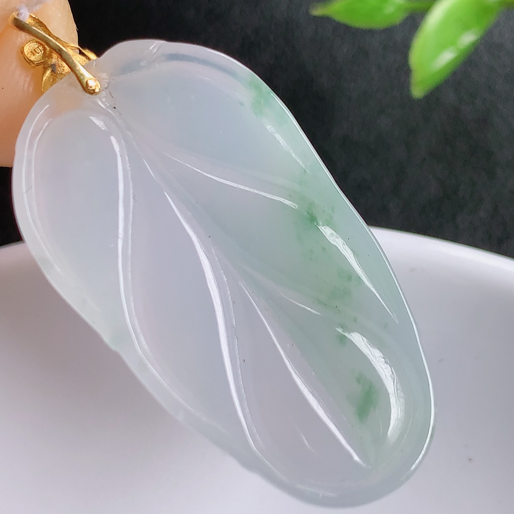 18k金扣冰润飘花金枝玉叶翡翠吊坠  老种起胶感  飘花灵动  寓意“金枝玉叶，大业有成，一夜成名”  饱满大气，水润通透。W415.27 尺寸：33-18.8-5.5mm