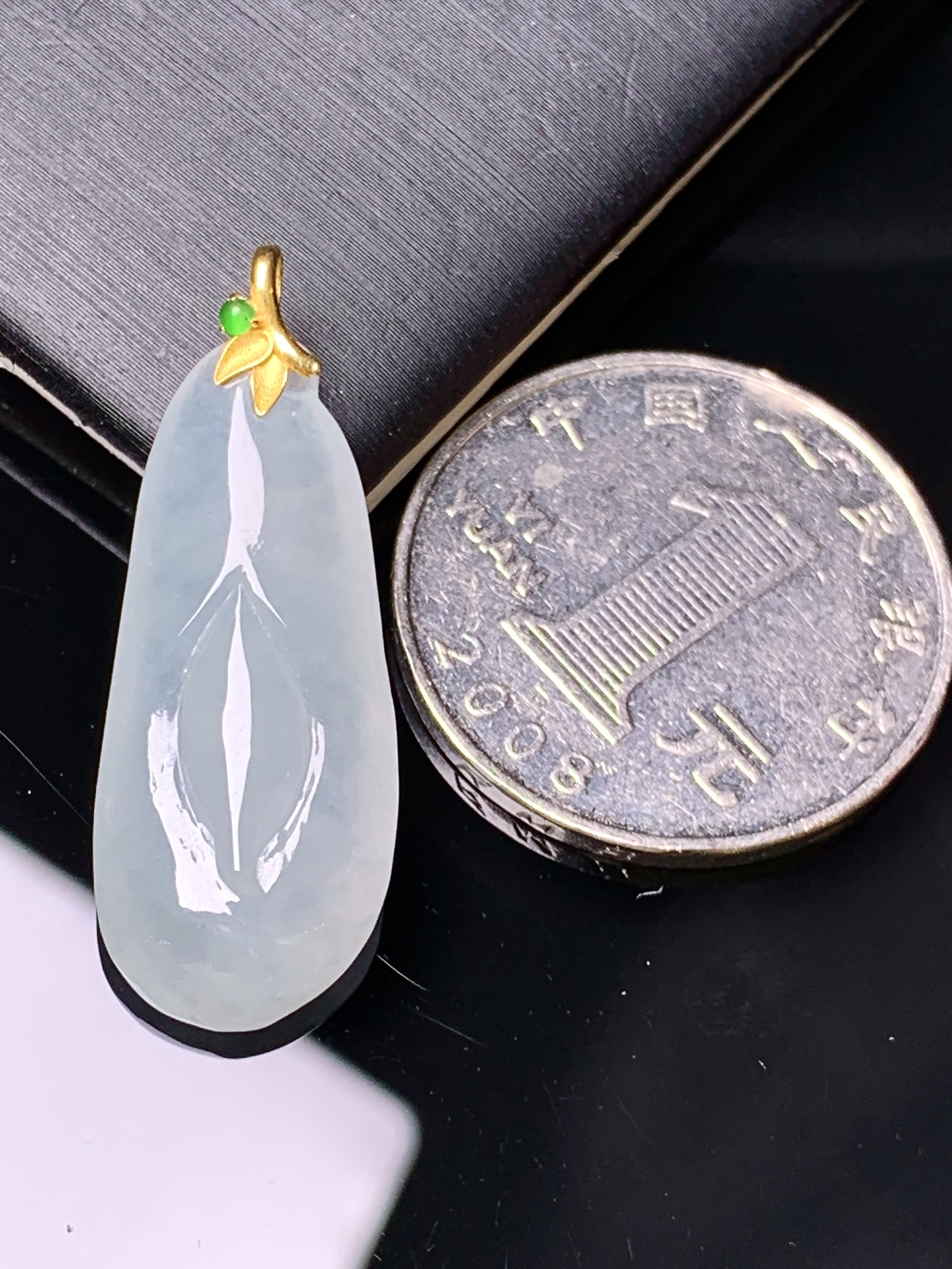 18k金镶嵌冰种花蕾吊坠 玉质细腻 色泽艳丽清新 水润亮眼 整体尺寸32.2*12.2*6.5c1