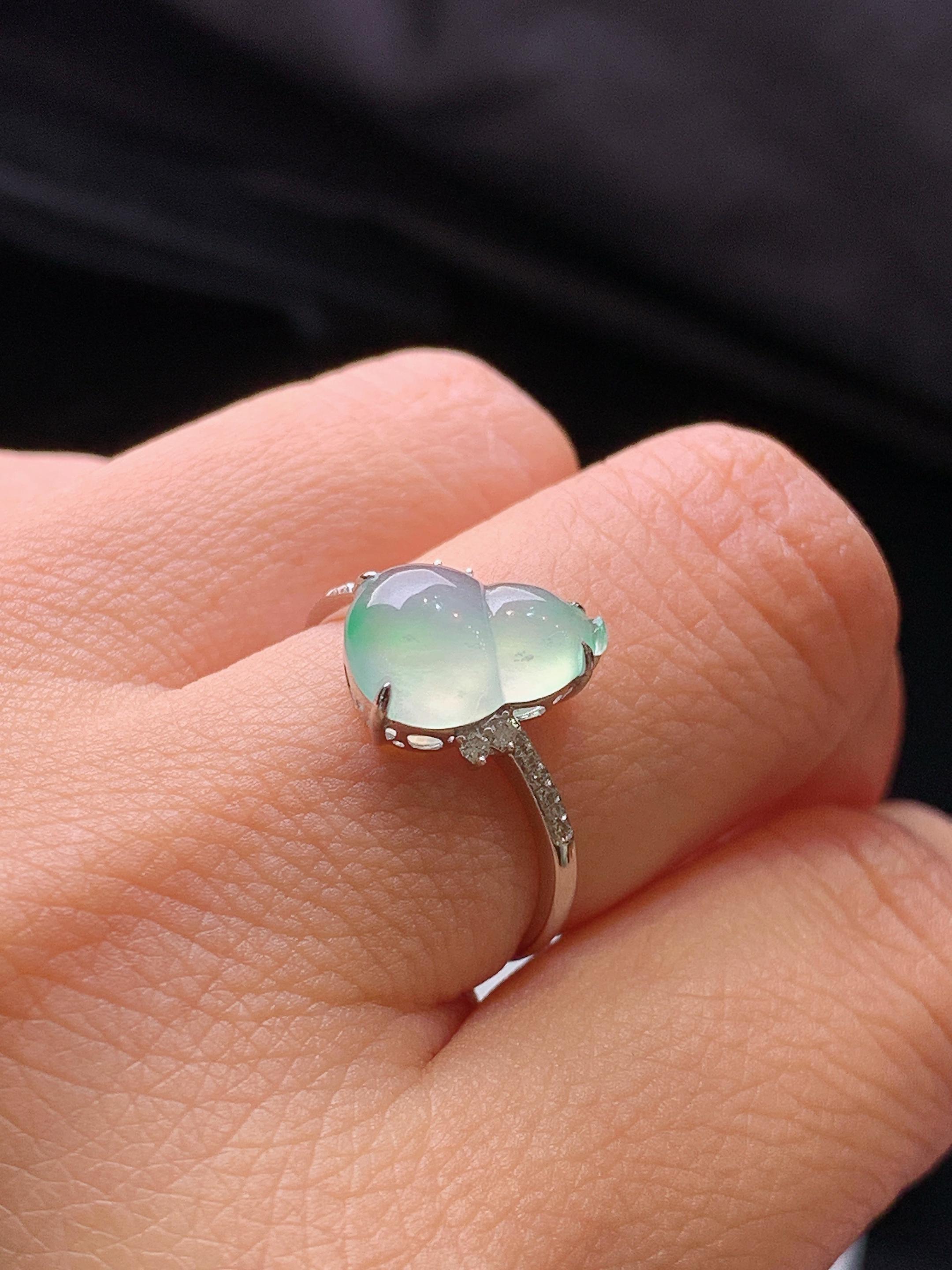 18k金钻镶嵌冰种飘绿葫芦戒指 玉质细腻 色泽艳丽清新 水润亮眼 圈口13.5 整体尺寸11.3*8*3.6g2