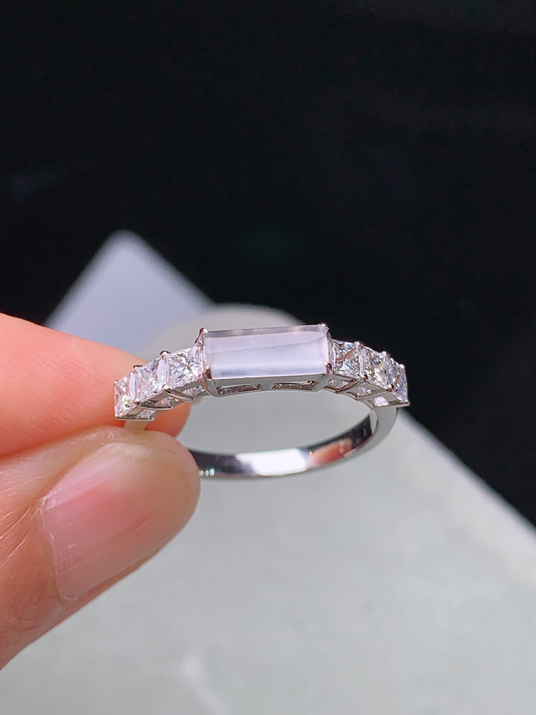 18k金钻镶嵌冰种玉柱戒指 玉质细腻 色泽艳丽清新 水润亮眼 圈口14 整体尺寸3.3*8*2m5