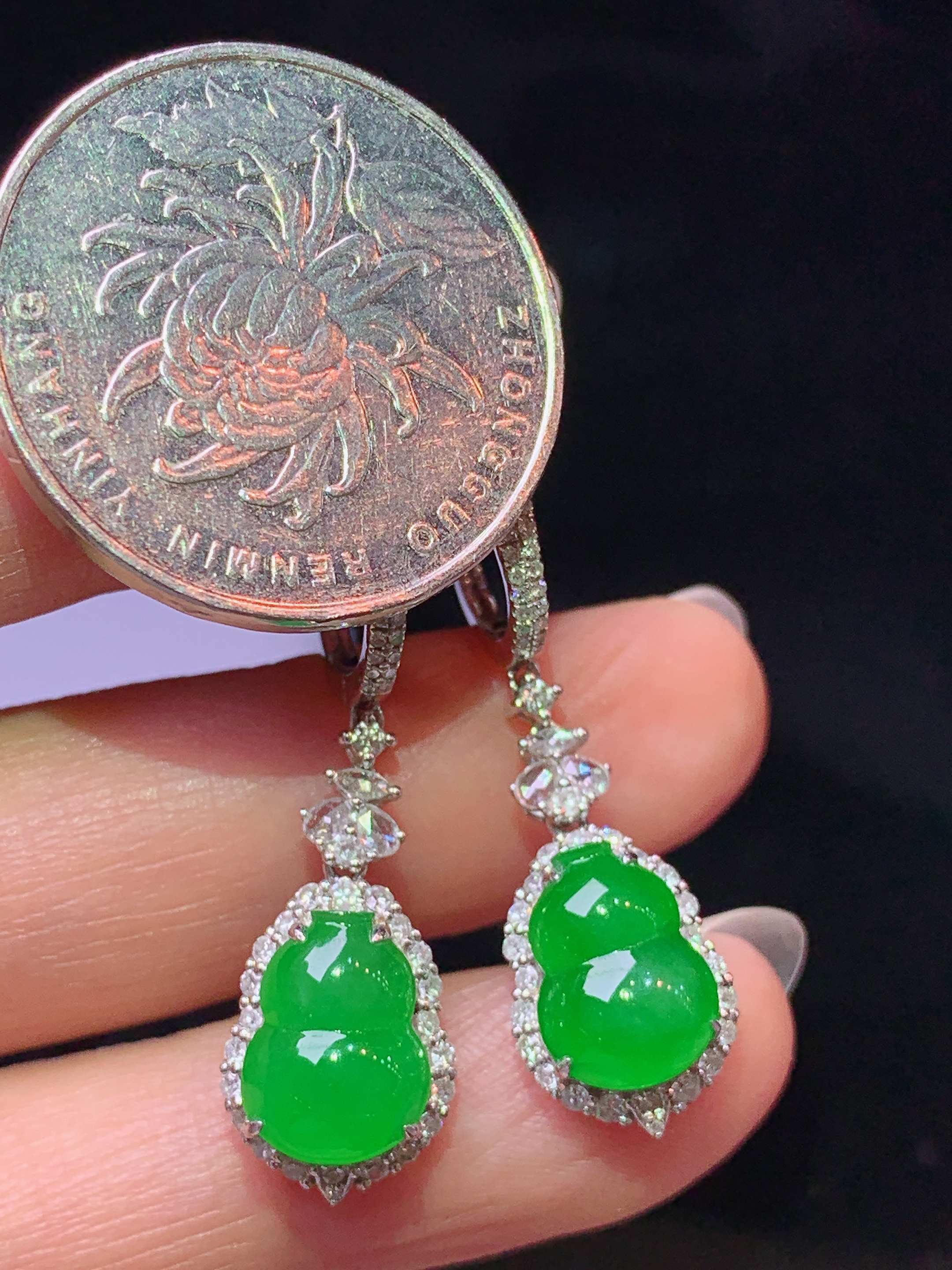 18k金钻镶嵌满绿葫芦耳坠 玉质细腻 色泽艳丽清新 水润亮眼 整体尺寸32.2*9.8*6.8h1