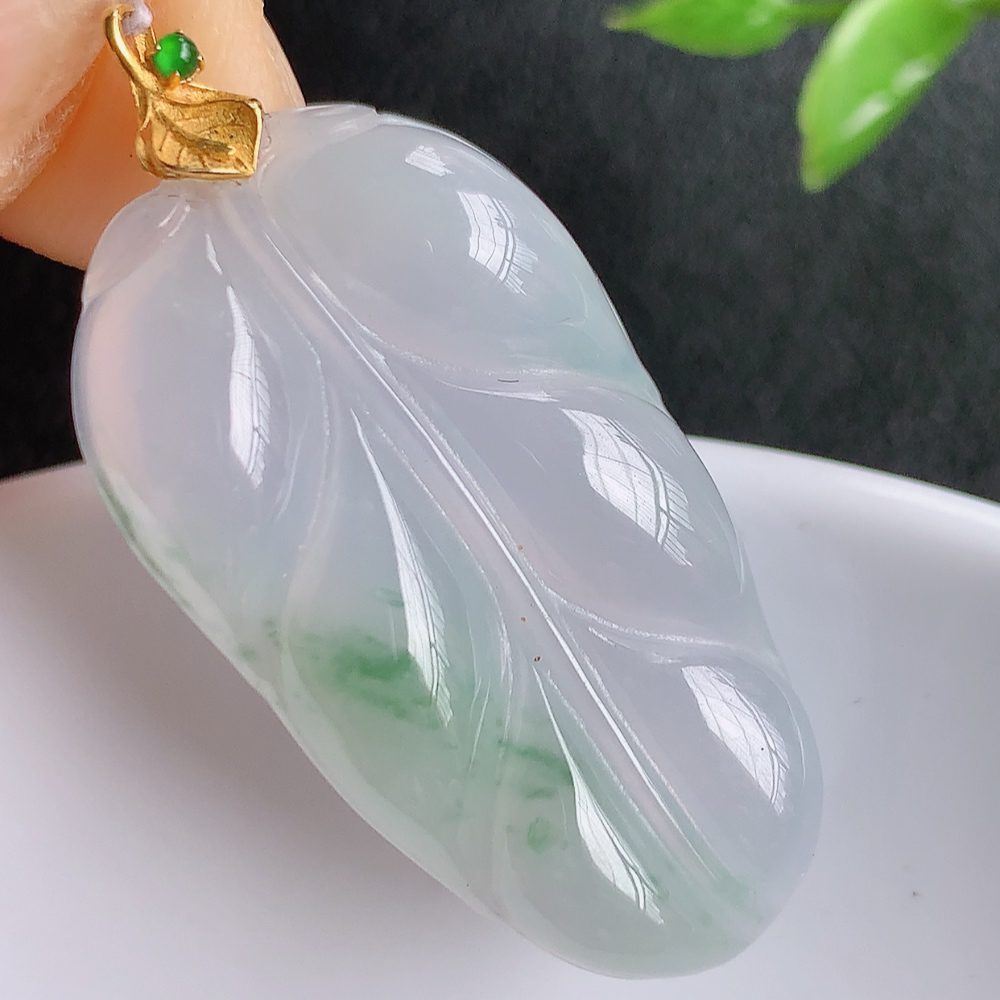 18k金扣冰润飘花金枝玉叶翡翠吊坠  老种起胶感  飘花灵动  寓意“金枝玉叶，大业有成，一夜成名”