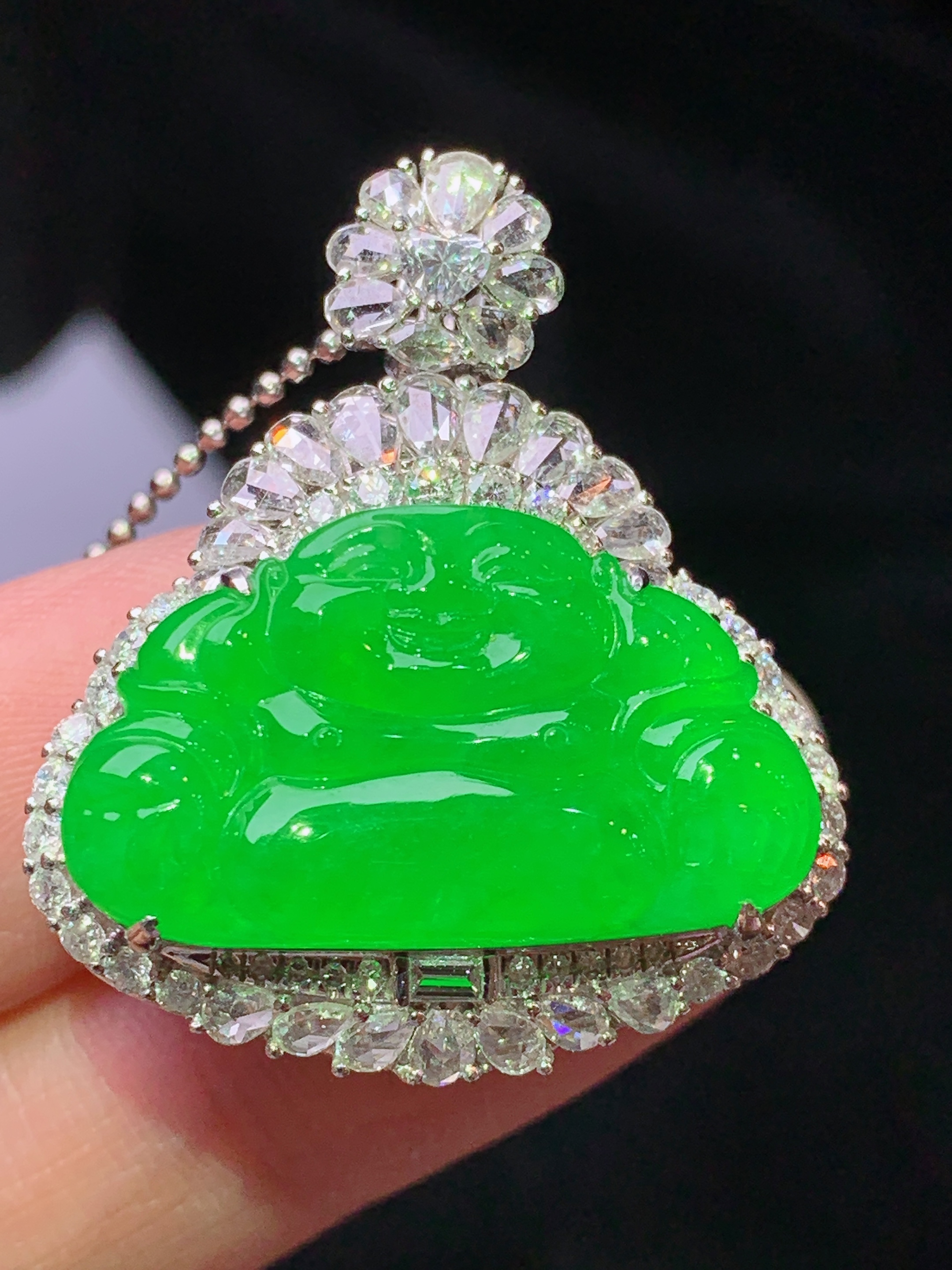 18k金钻镶嵌冰阳绿佛公吊坠 玉质细腻 色泽艳丽清新 水润亮眼 整体尺寸31.5*27*11.8t2