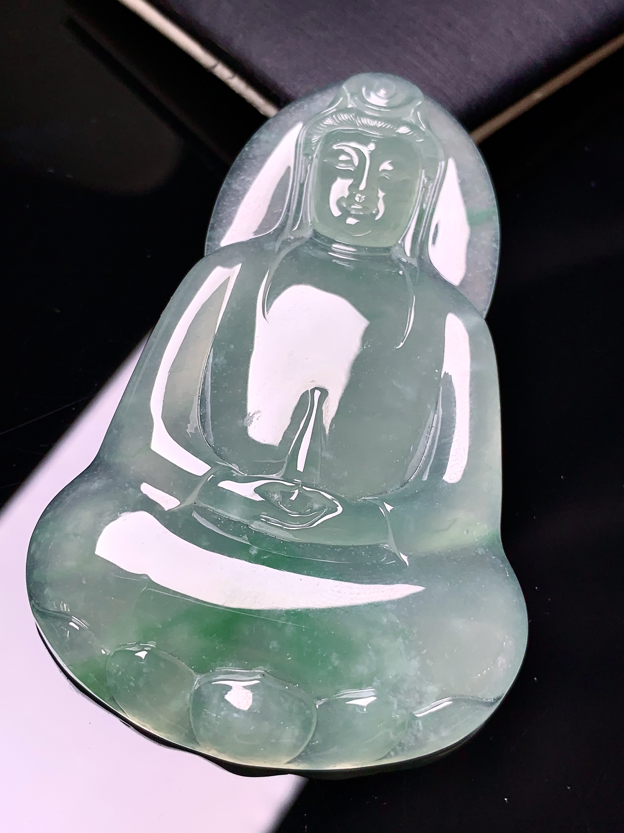 冰种飘绿观音菩萨吊坠 玉质细腻 色泽艳丽清新 水润亮眼 整体尺寸62.5*40.5*5.6x7