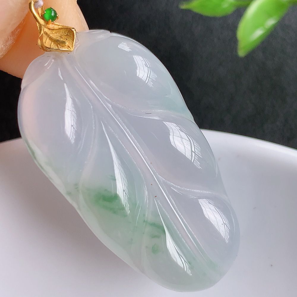 18k金扣冰润飘花金枝玉叶翡翠吊坠  老种起胶感  飘花灵动  寓意“金枝玉叶，大业有成，一夜成名”  饱满大气，水润通透。W415.27 尺寸：33-18.8-5.5mm