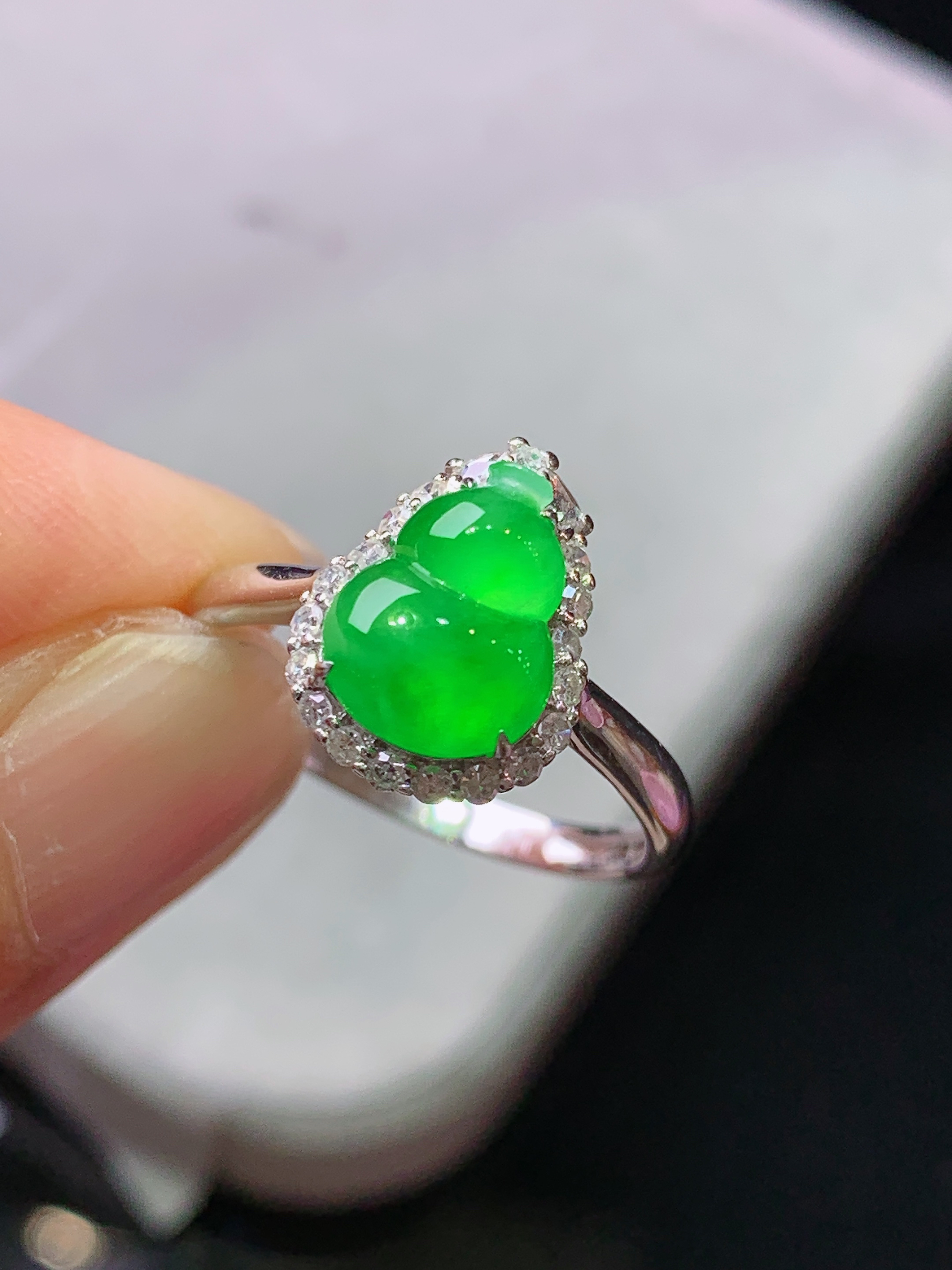 18k金钻镶嵌冰阳绿葫芦戒指 玉质细腻 色泽艳丽清新 水润亮眼 圈15 整体尺寸12.2*9.5*6.3h1