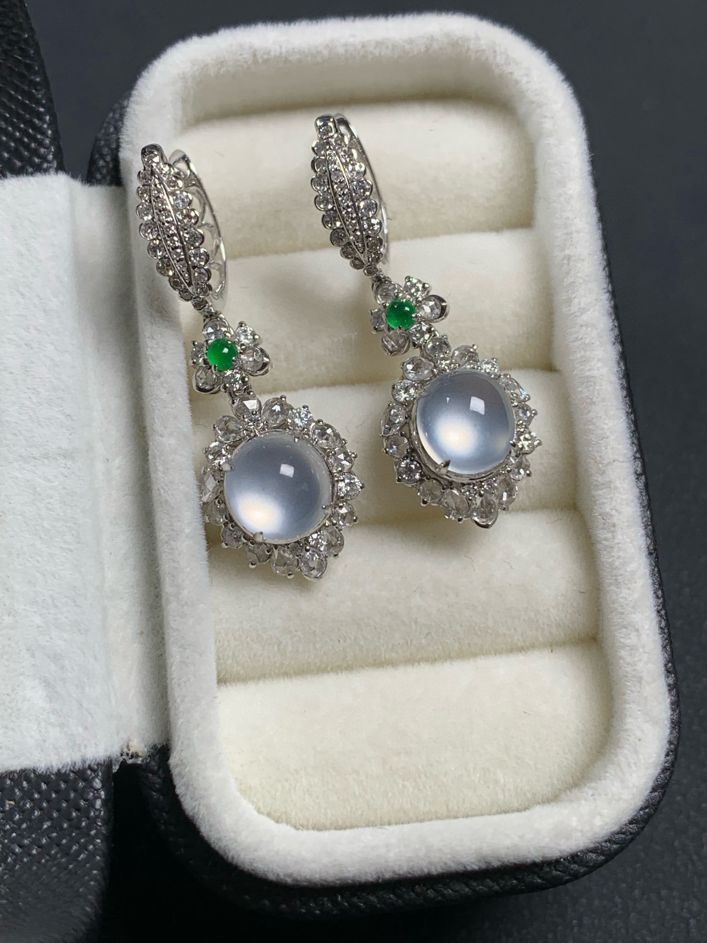 18k金钻豪华镶嵌冰种炸光起双眼皮蛋面耳包27.3/11/9，裸石7/4.3