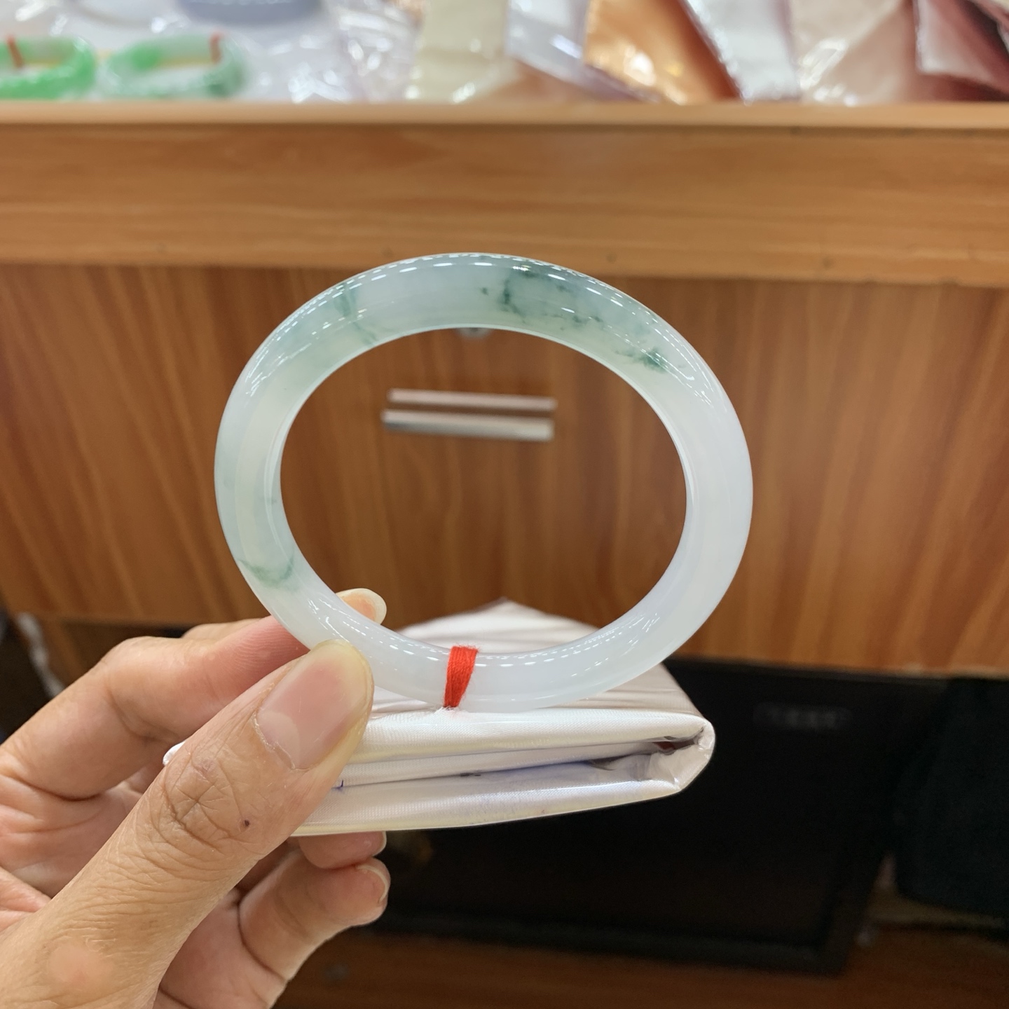 042805FN，冰种飘花小圆条翡翠手镯，55.5-8.9-8.7，编号042805FN