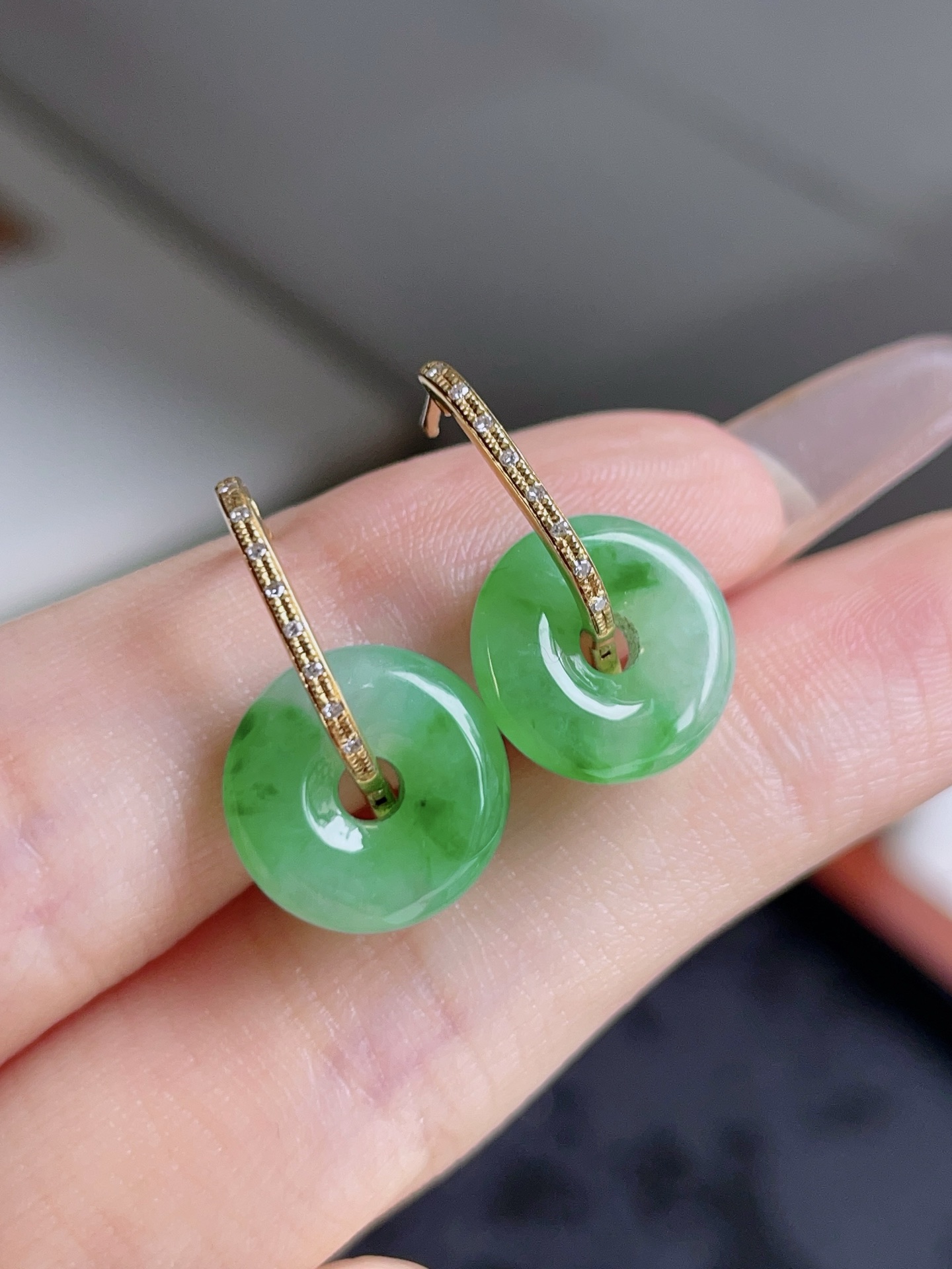 ️ 冰飘花甜甜圈耳坠，色泽鲜艳，种老水润，18k金镶嵌 19.8，裸石 12.2/3.7