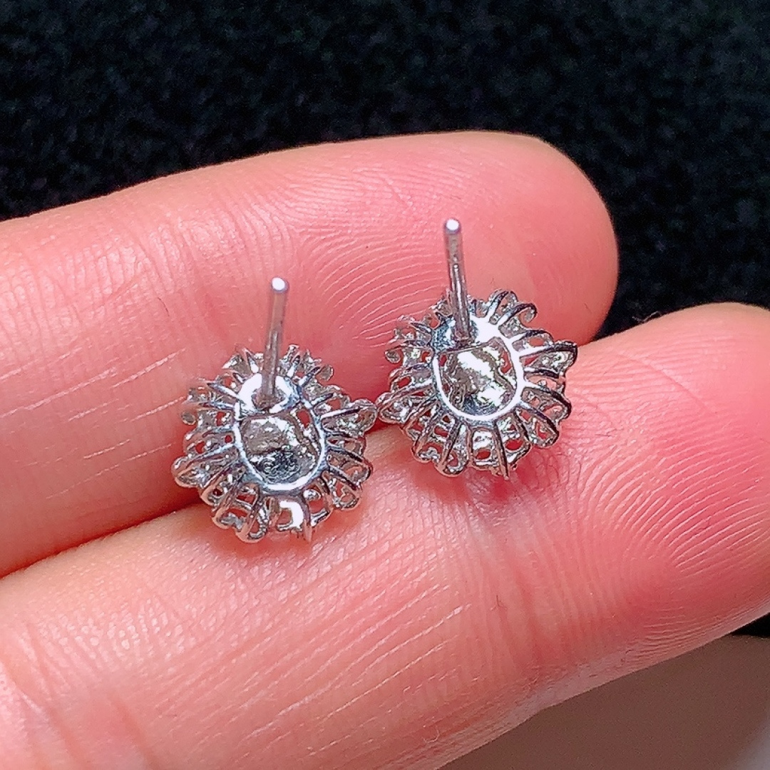 ️18k金镶嵌冰种阳绿葫芦耳钉，种老水头好，又冰又润，饱满无裂：10.4/10.2/5.4mm，裸石：5.5/3.7/2.3mm，编号