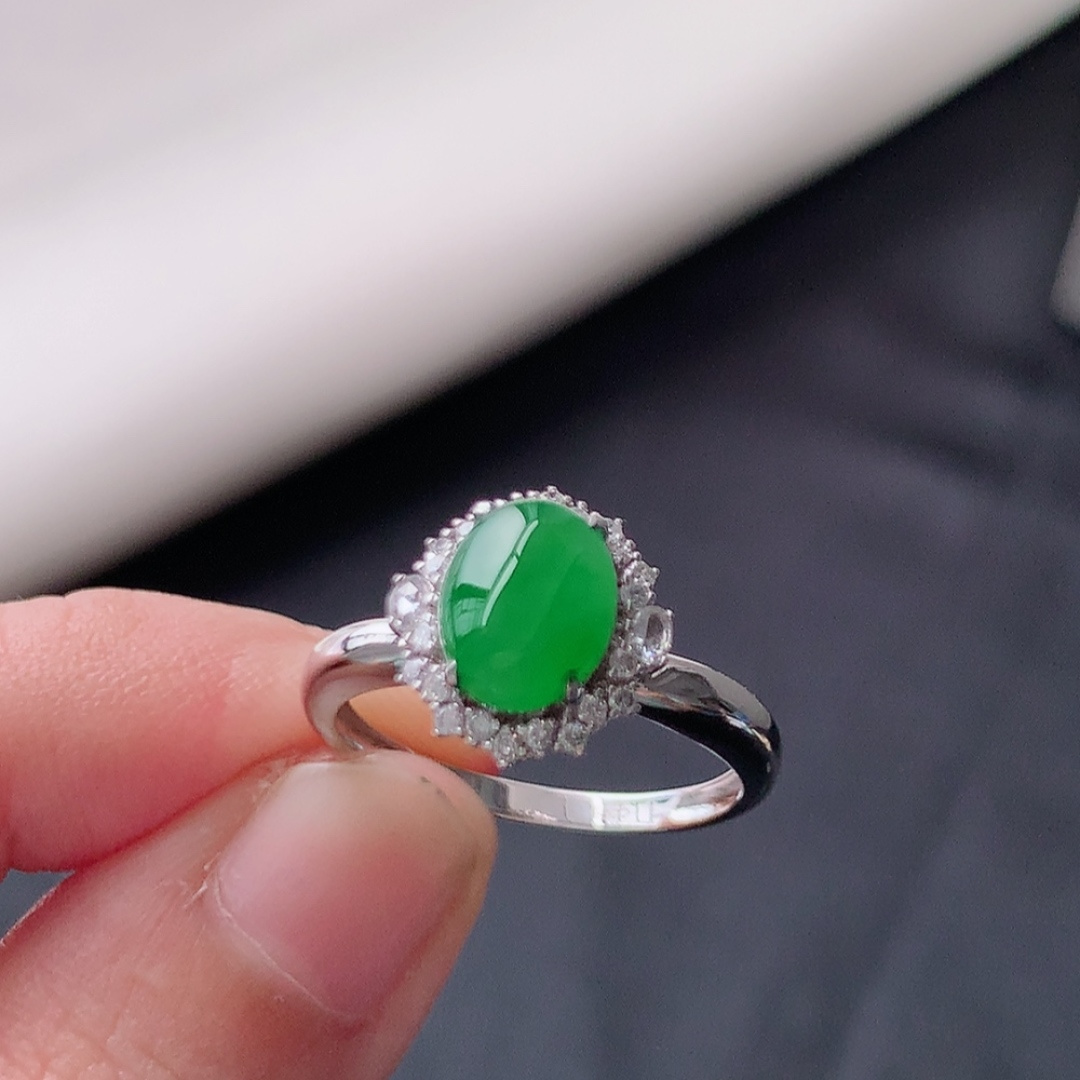 冰阳绿女戒。莹莹青翠，种老无裂水润，佩戴温婉优雅，货号79428，7.7/6.1/2.2