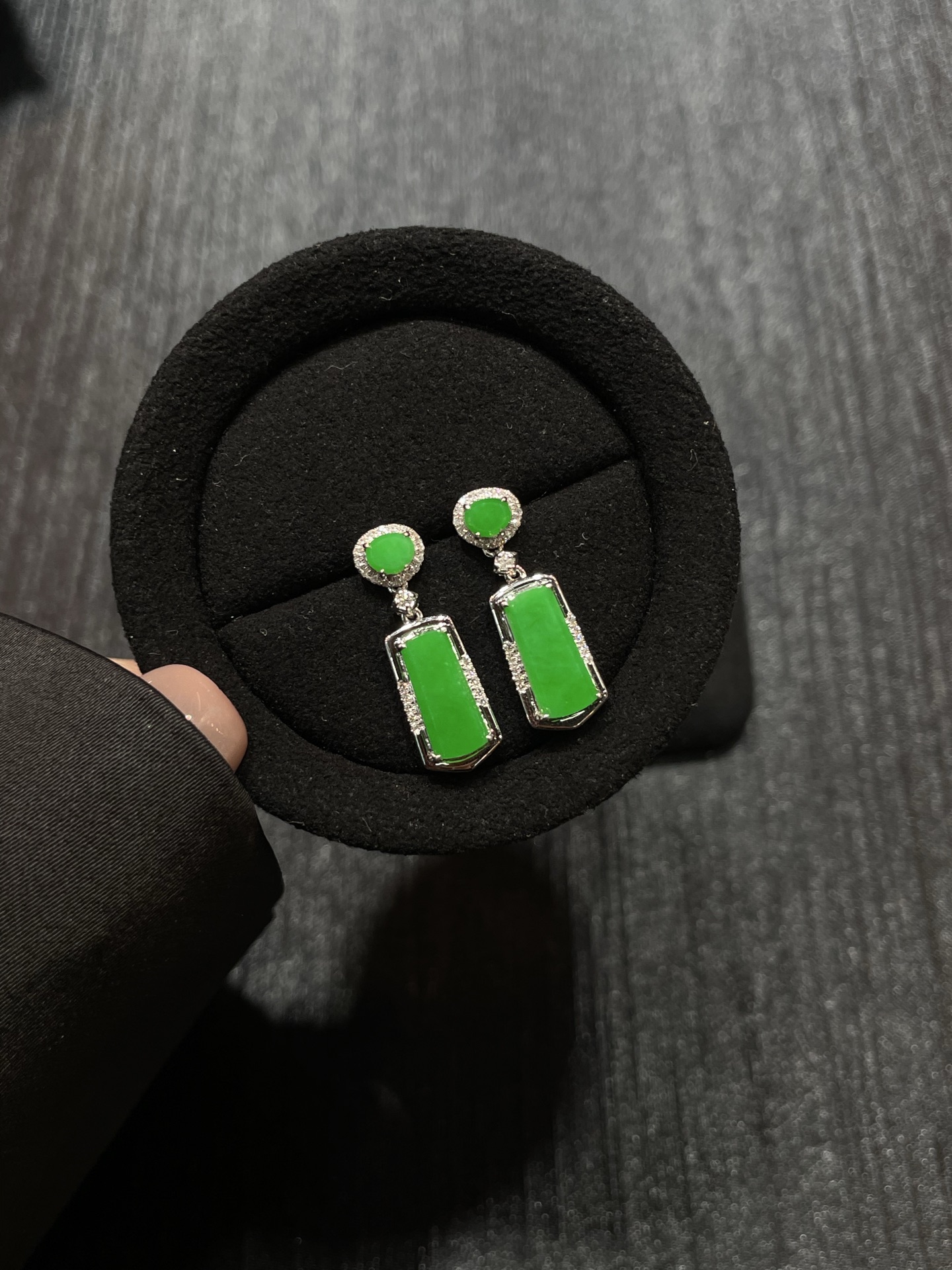 满色 正阳绿 mini小无事牌耳坠，18k金配钻镶嵌，10.4-4.7