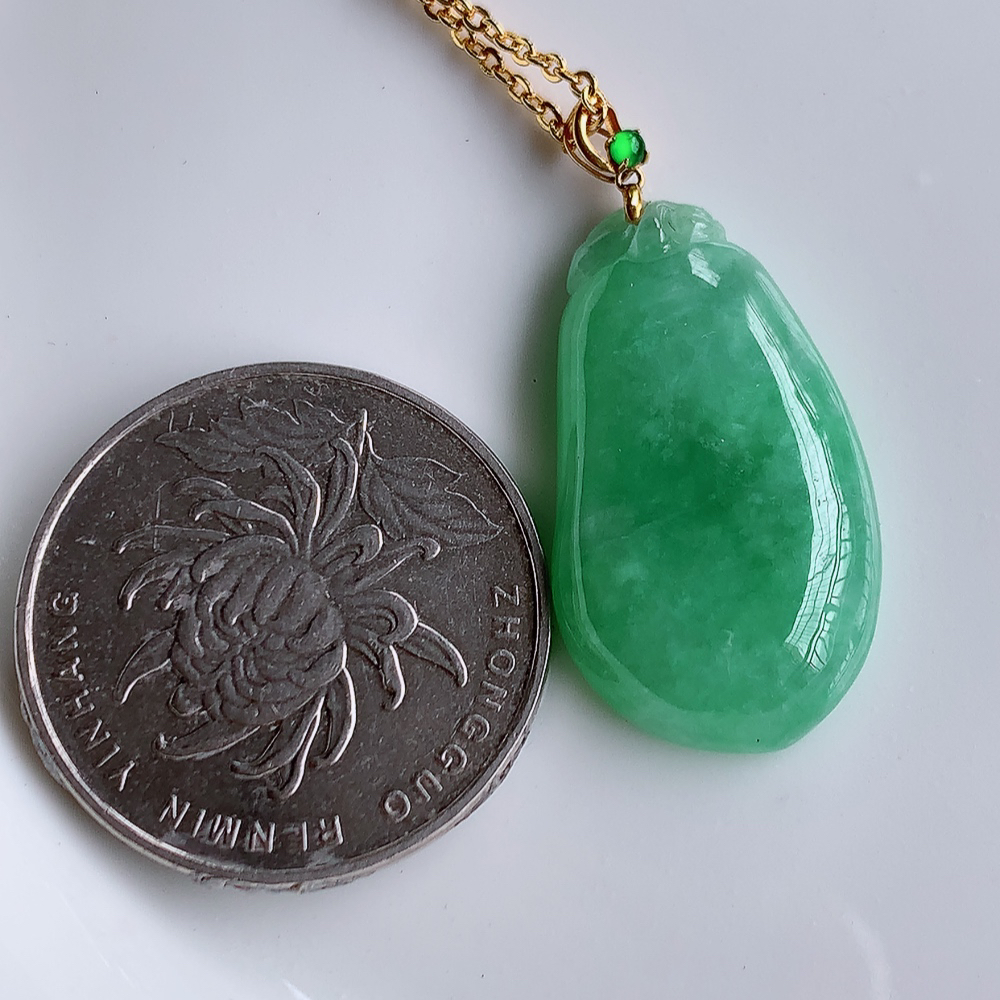 18k金扣冰润满绿福瓜翡翠吊坠，呱呱来财，福气满满的美好寓意，清新自然  沁人心脾，造型独特，清秀高雅  W415.27  尺寸：27-15.5-5.3mm