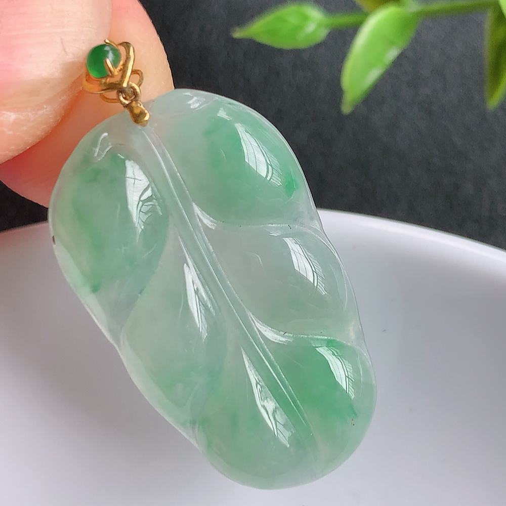 18k金扣冰润飘绿金枝玉叶翡翠吊坠  老种起胶感  飘花灵动  寓意“金枝玉叶，大业有成，一夜成名”  饱满大气，水润通透。W415.27 尺寸：29.8-17.8-3.8mm