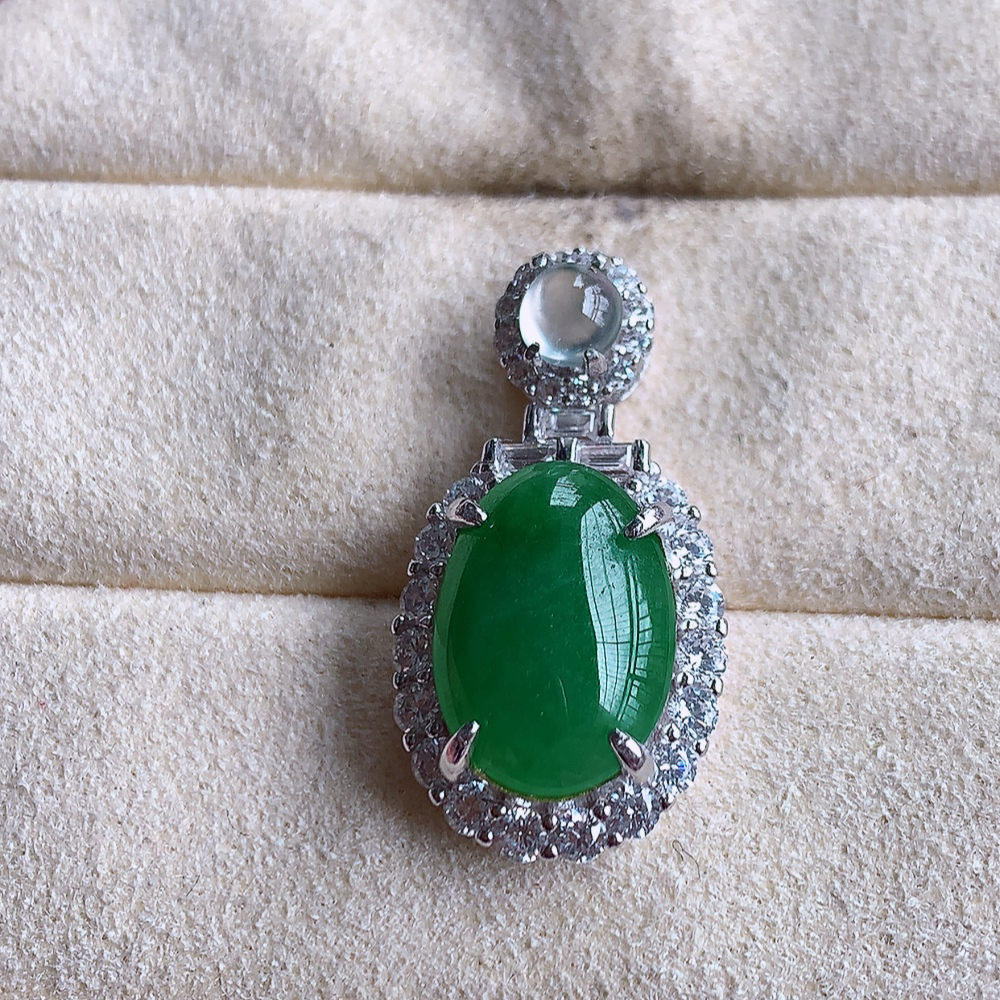 冰润飘绿蛋面翡翠吊坠，925银饰镶嵌  质地细腻，清秀高雅，饱满圆润  款式大方经典，颜色鲜艳，沁人