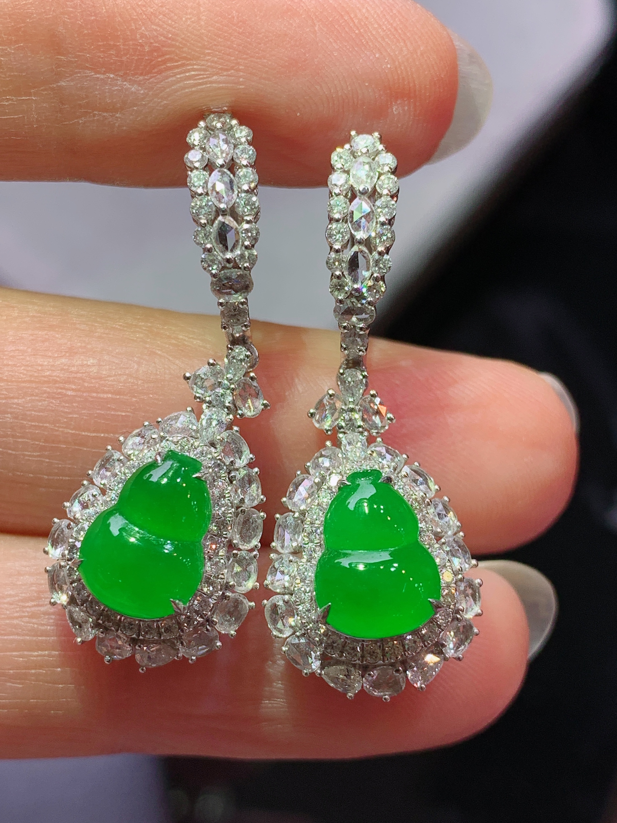 18k金钻镶嵌冰阳绿葫芦耳坠 玉质细腻 色泽艳丽清新 水润亮眼 整体尺寸31.5*12.2*9.2t2