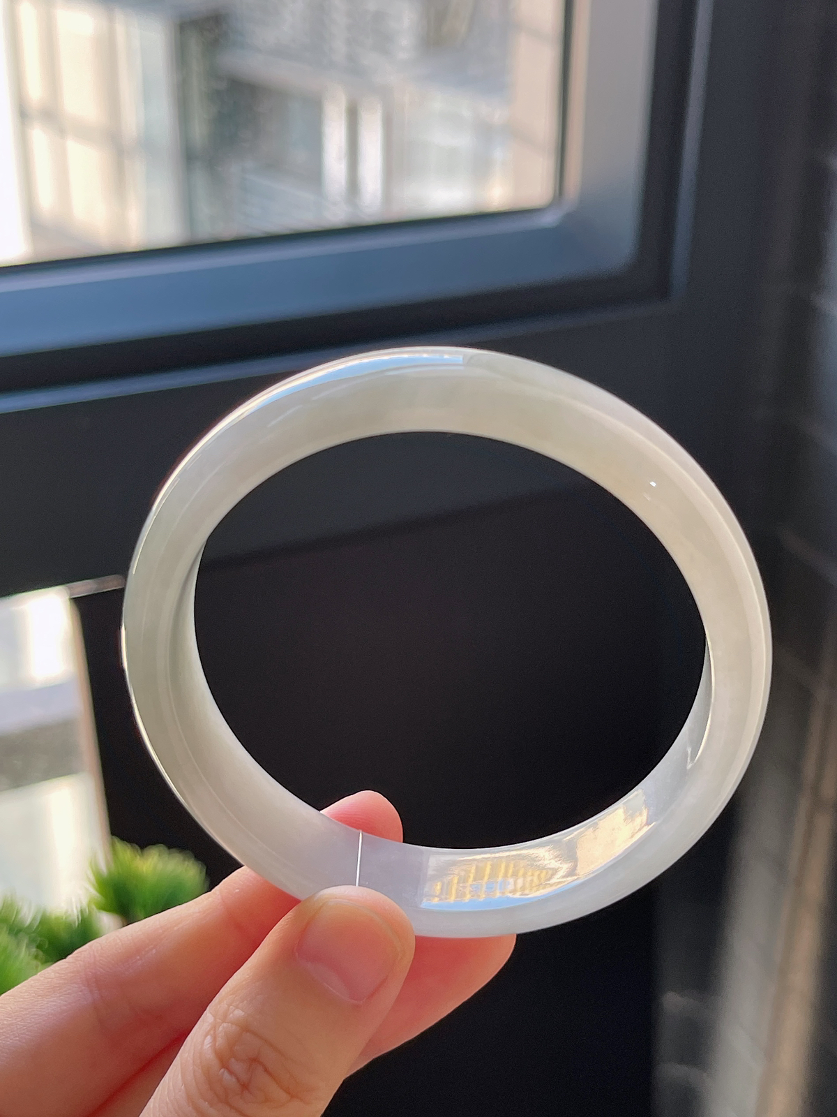 正圈58.6圈口，翡翠糯化种淡绿色手镯