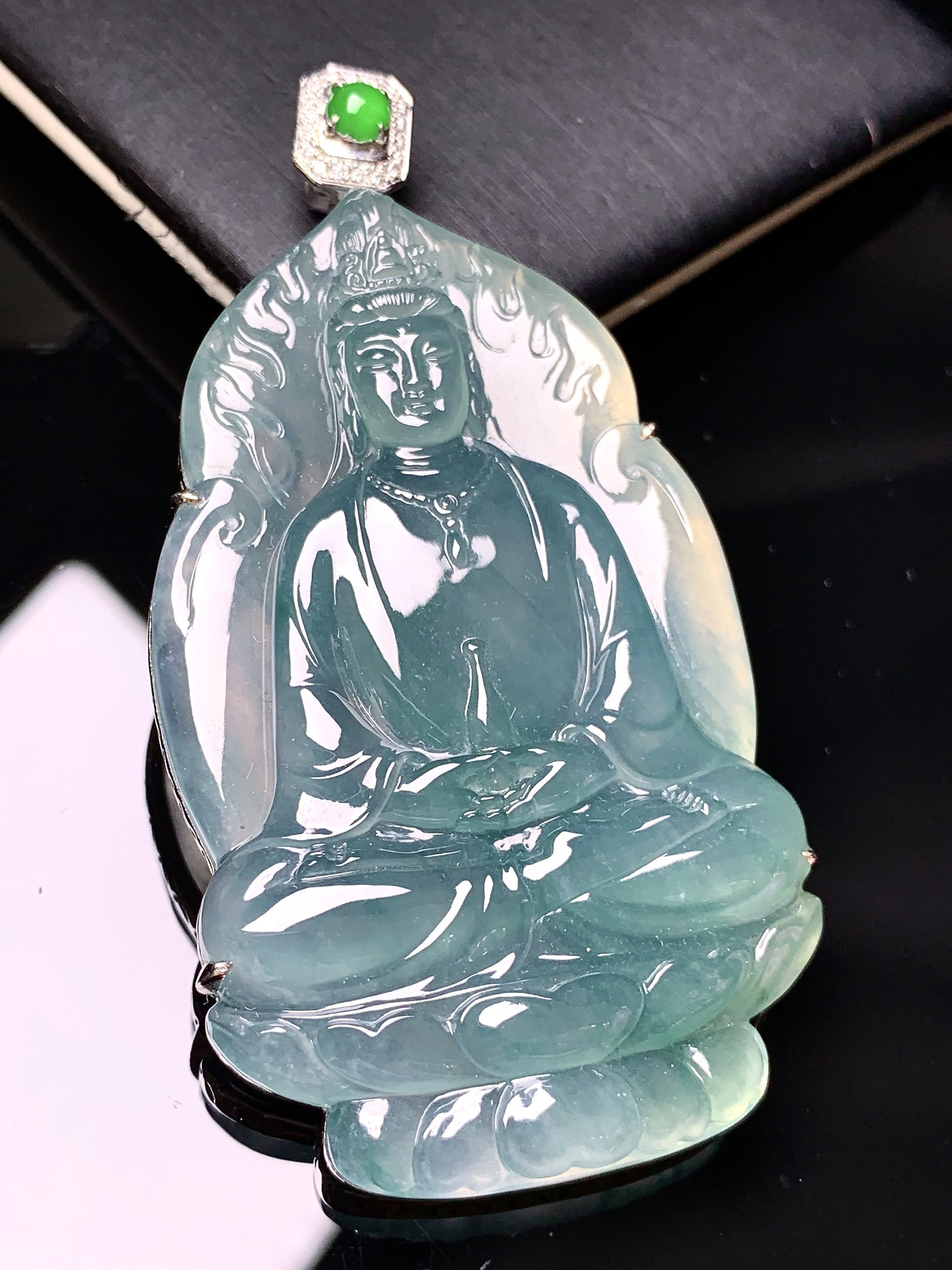 18k金钻镶嵌冰种蓝底观音菩萨吊坠 玉质细腻 色泽艳丽清新 水润亮眼 整体尺寸66.6*34*7.6