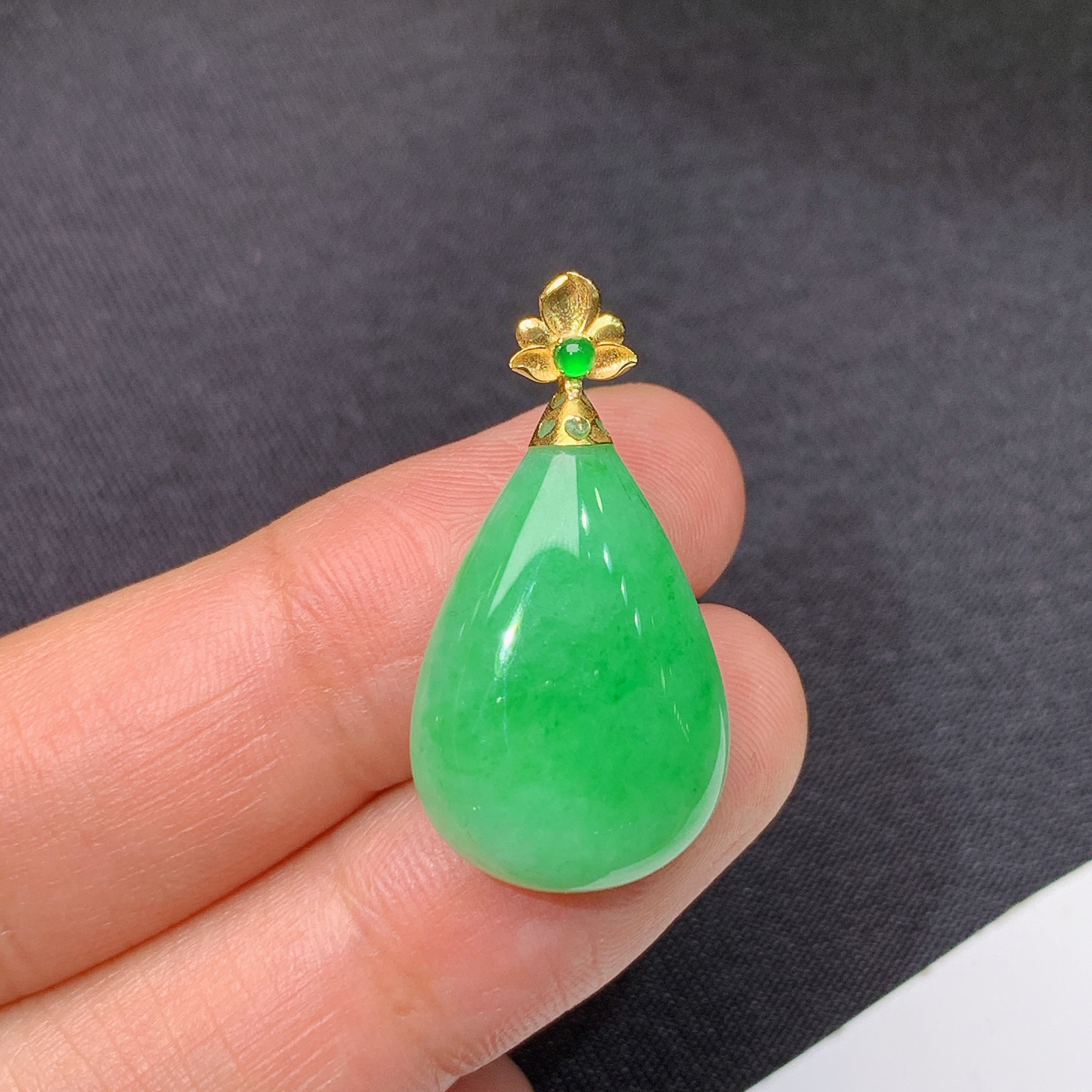 飘绿水滴吊坠，18k金扣头，冰润细腻，种水足，Lt 尺寸27.8*14.5*6.1