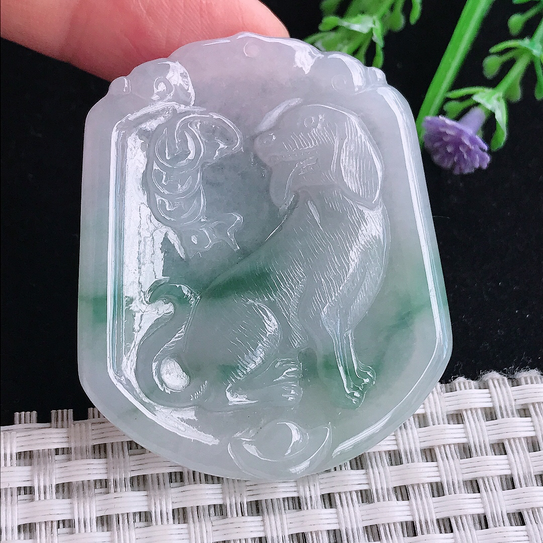 实拍A货翡翠50.3/42.5/4.8老坑冰润起胶飘花生肖狗牌吊坠翡翠玉旺财挂件