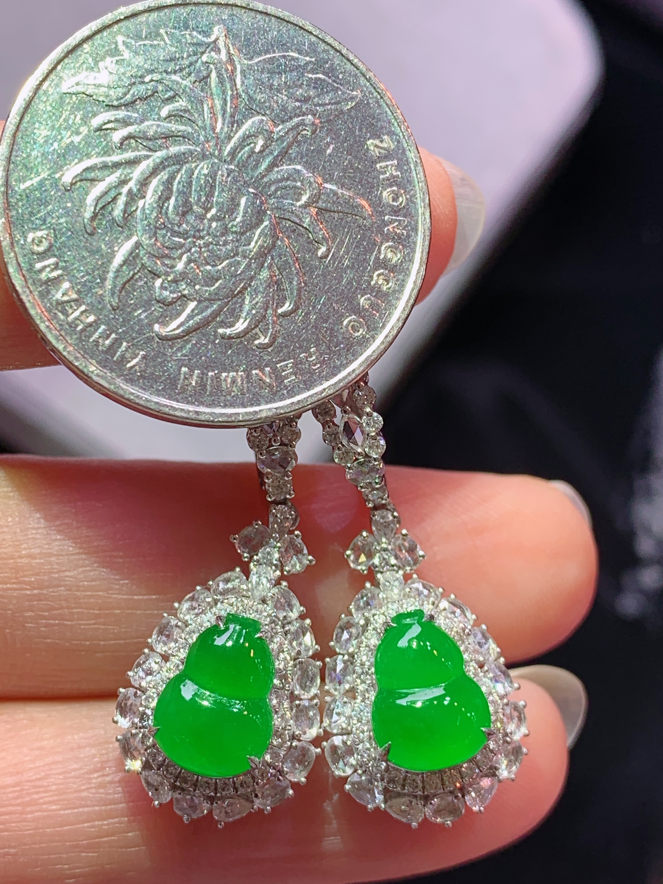 18k金钻镶嵌冰阳绿葫芦耳坠 玉质细腻 色泽艳丽清新 水润亮眼 整体尺寸31.5*12.2*9.2t2