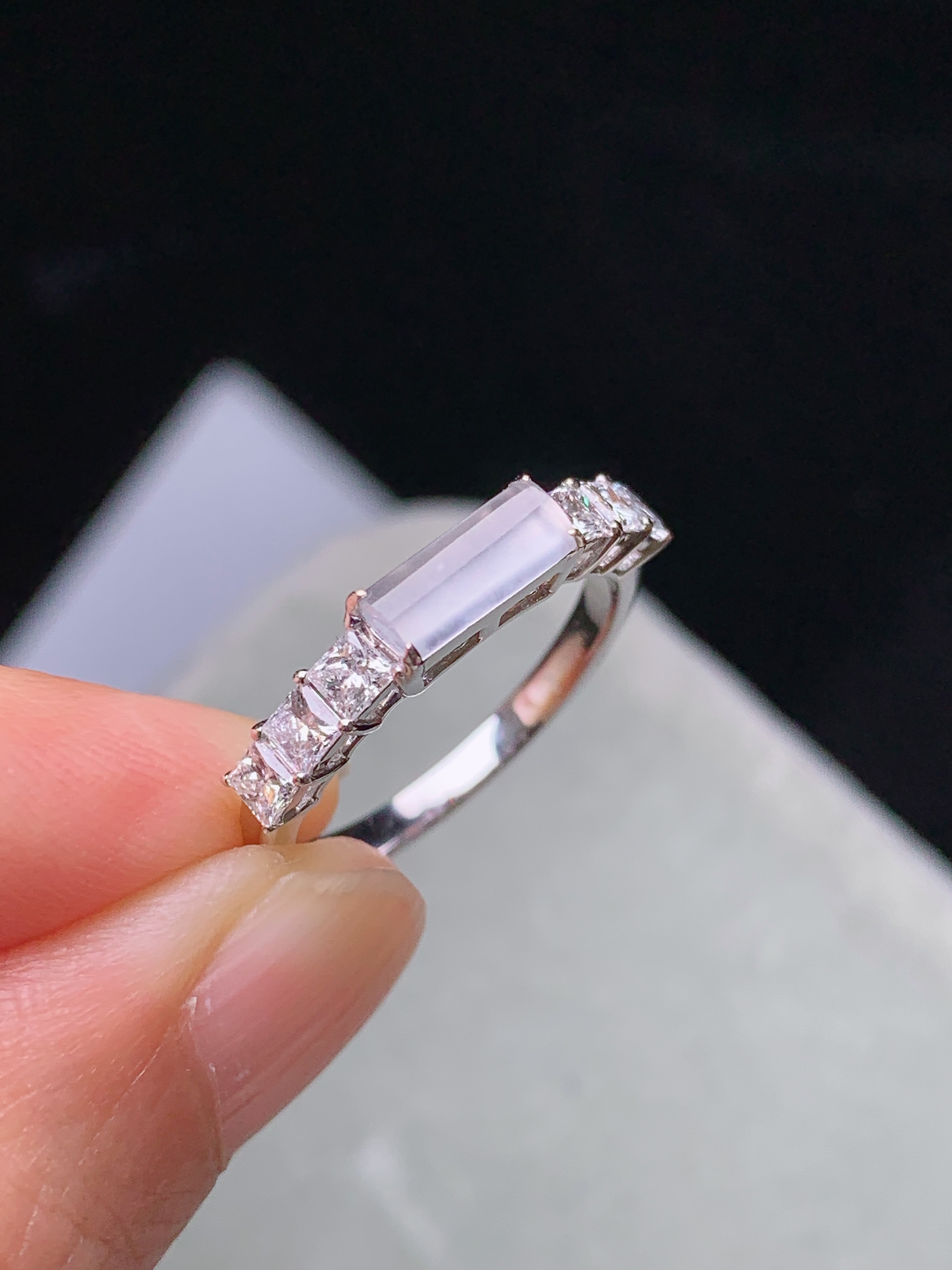 18k金钻镶嵌冰种玉柱戒指 玉质细腻 色泽艳丽清新 水润亮眼 圈口14 整体尺寸3.3*8*2m5