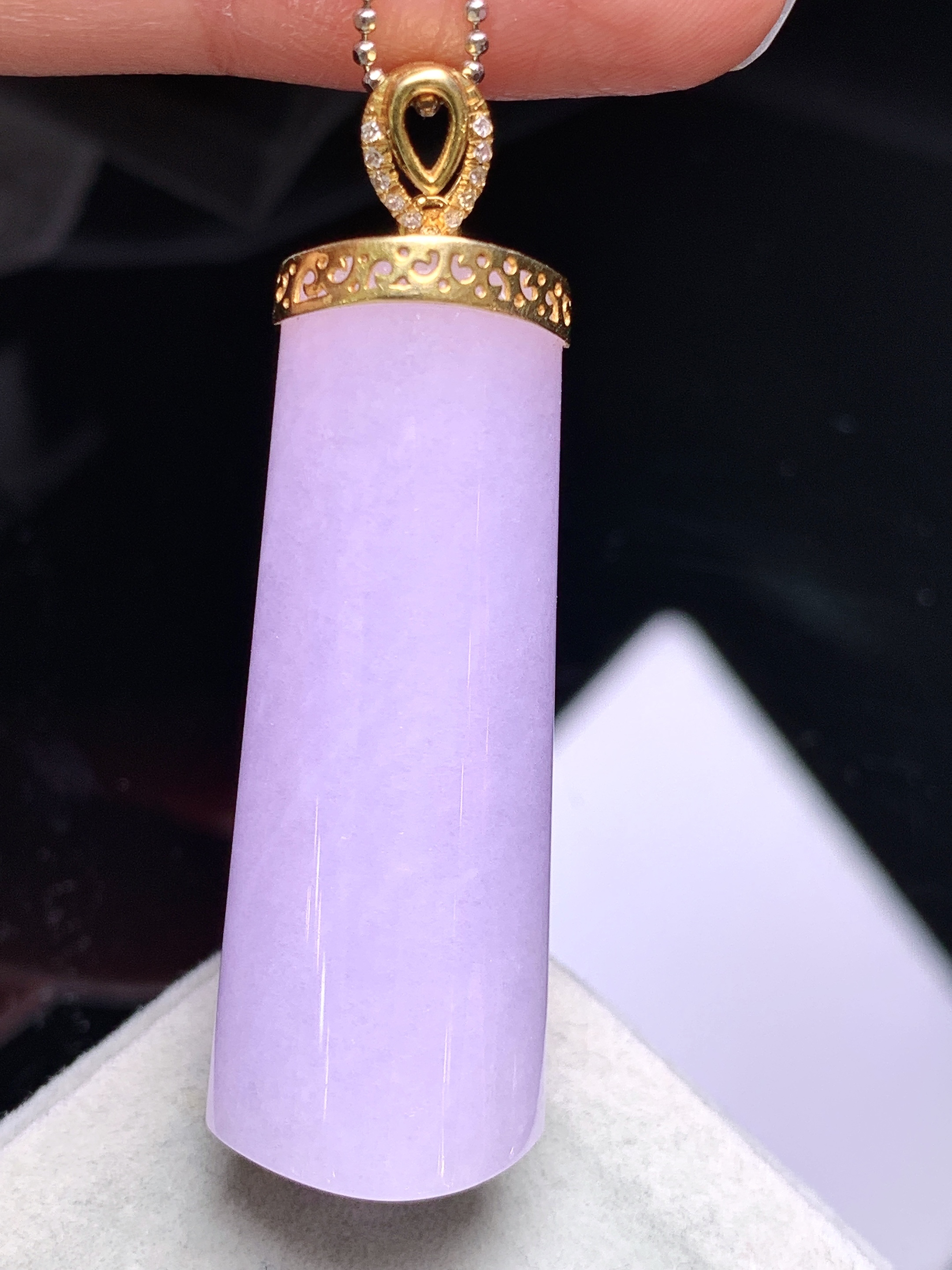 18k金钻镶嵌紫罗兰玉柱吊坠 玉质细腻 色泽艳丽清新 水润亮眼 整体尺寸44.6*14*11.5L4