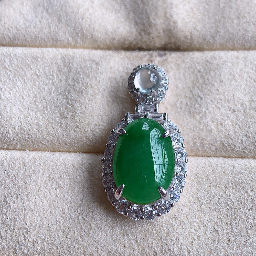 冰润飘绿蛋面翡翠吊坠，925银饰镶嵌  质地细腻，清秀高雅，饱满圆润  款式大方经典，颜色鲜艳，沁人心脾，高质量精品   W502.27  整体尺寸：24.6-13-7.5mm   裸石尺寸：12.5-9mm