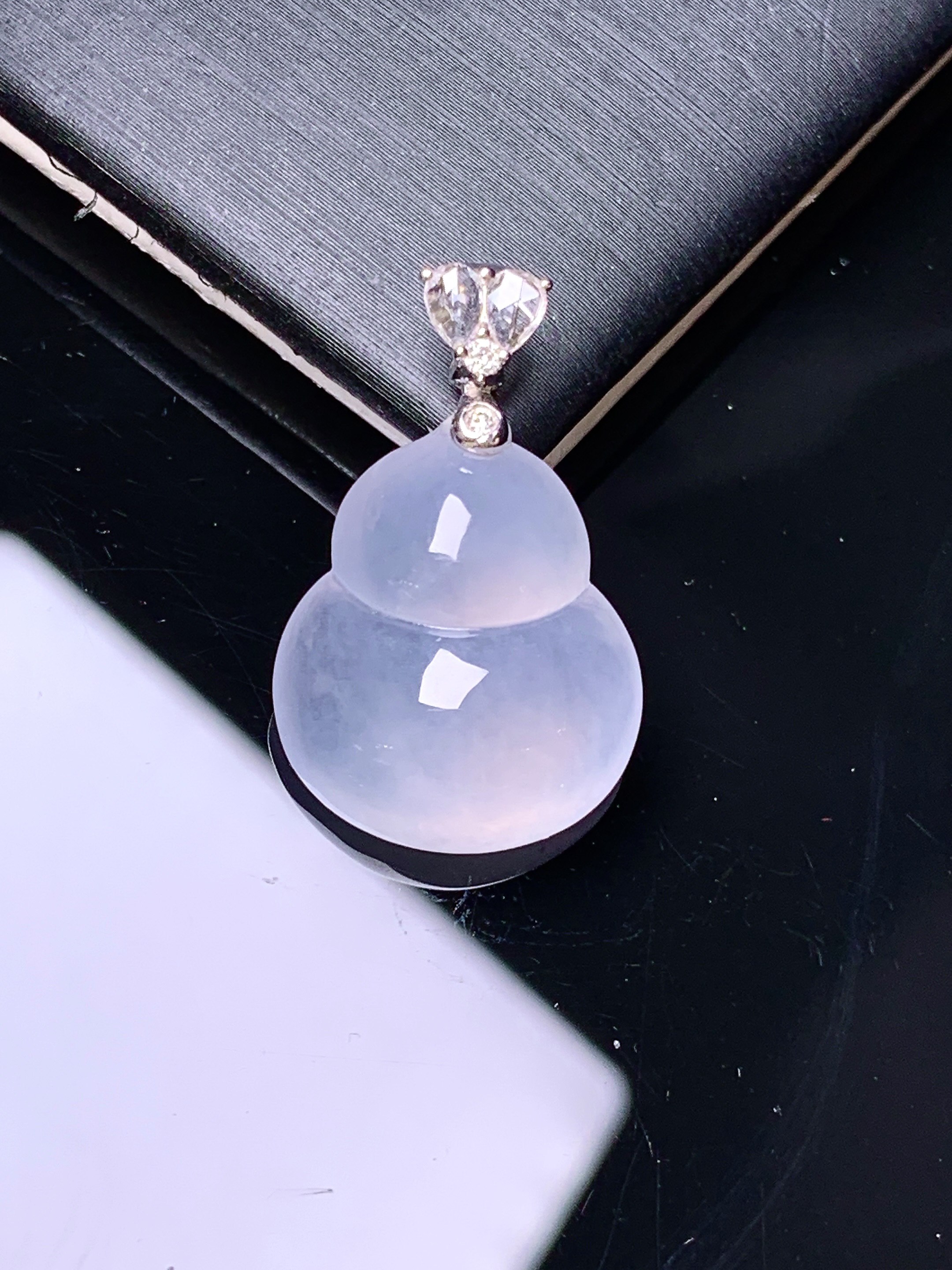 18k金钻镶嵌冰种葫芦吊坠 玉质细腻 色泽艳丽清新 水润亮眼 整体尺寸24.5*15.5*6.6g2