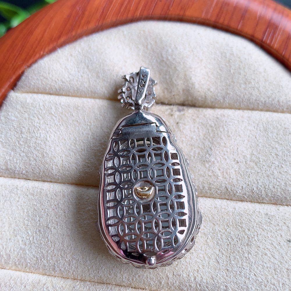 冰润满绿吉祥如意翡翠吊坠  925银饰镶嵌 寓意“万事如意，吉祥如意,福寿绵长 心想事成”饱满大气，通透水润  W502.27  整体尺寸：38-19-9.6mm   裸石尺寸：21-15.5mm