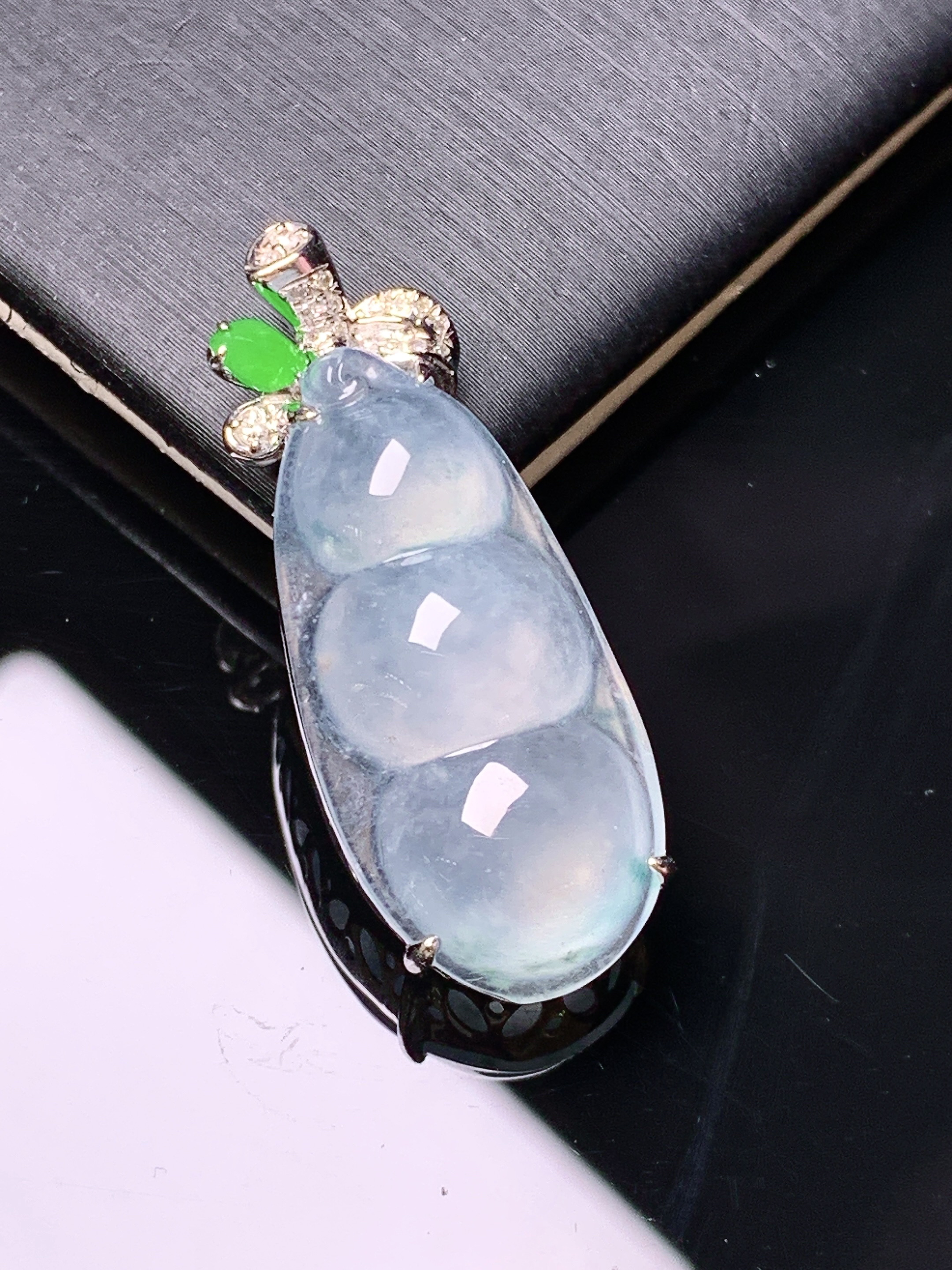 18k金钻镶嵌冰种四季豆吊坠 玉质细腻 色泽艳丽清新 水润亮眼 整体尺寸31.8*12.5*8.2g2