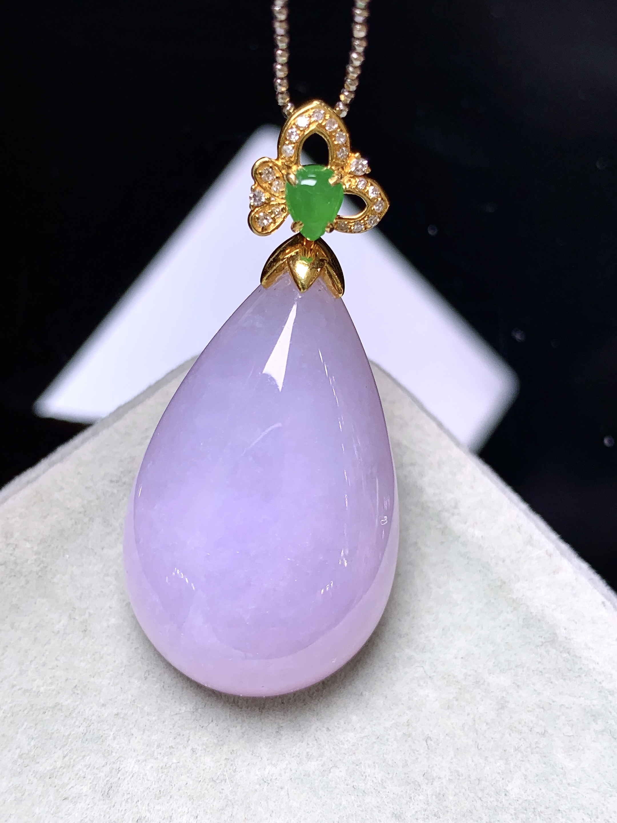 18k金钻镶嵌紫罗兰水滴吊坠 玉质细腻 色泽艳丽清新 水润亮眼 整体尺寸42*19.8*10L4