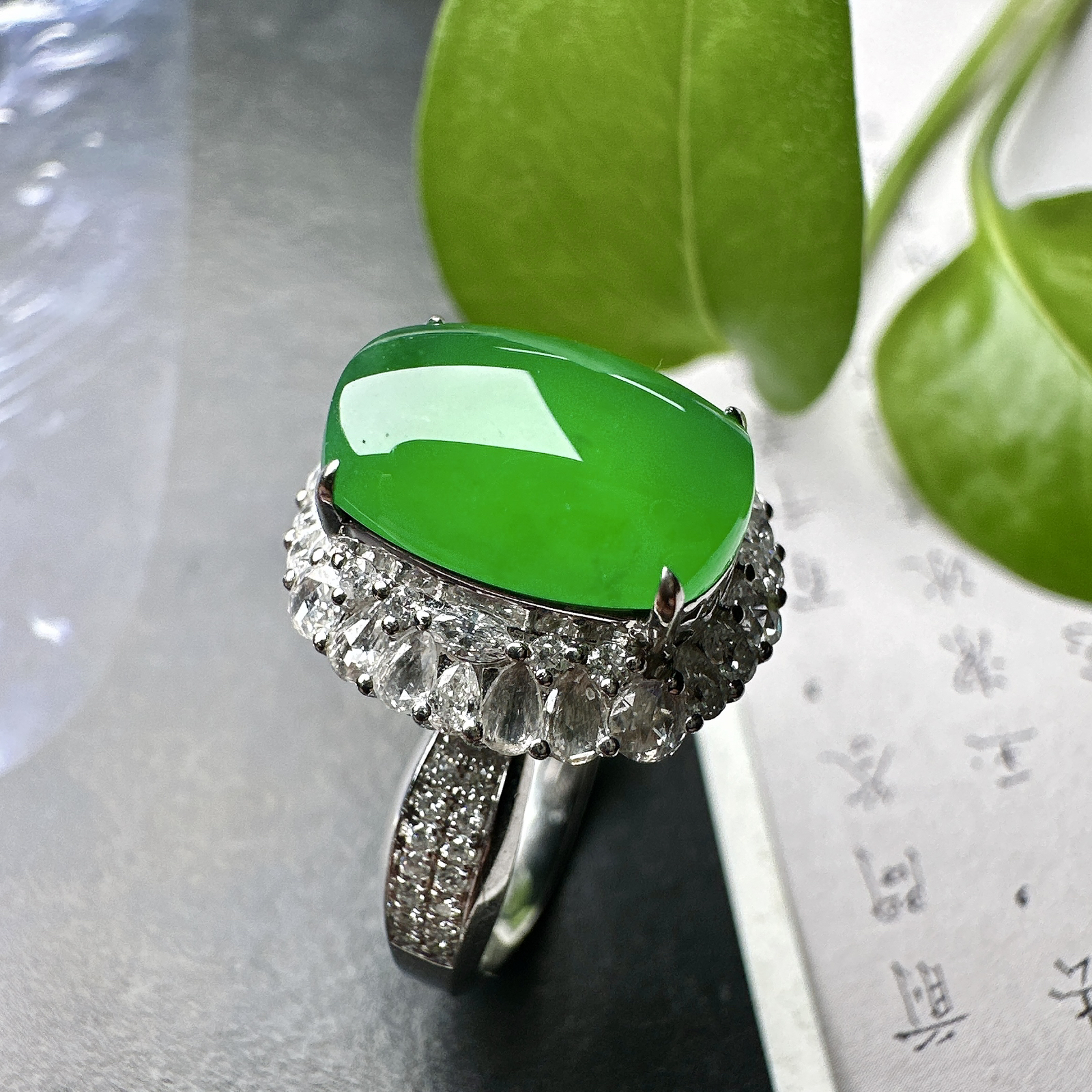 【冰种满绿蛋面戒指】质地均匀细腻，冰润起光，胶感强烈，颜色娇艳，18K金钻精美镶嵌，裸石尺寸12.3