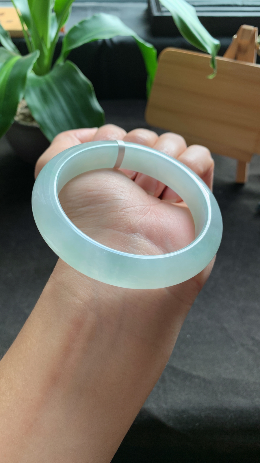 57圈口 天然A货翡翠手镯 种水好 版型宽厚