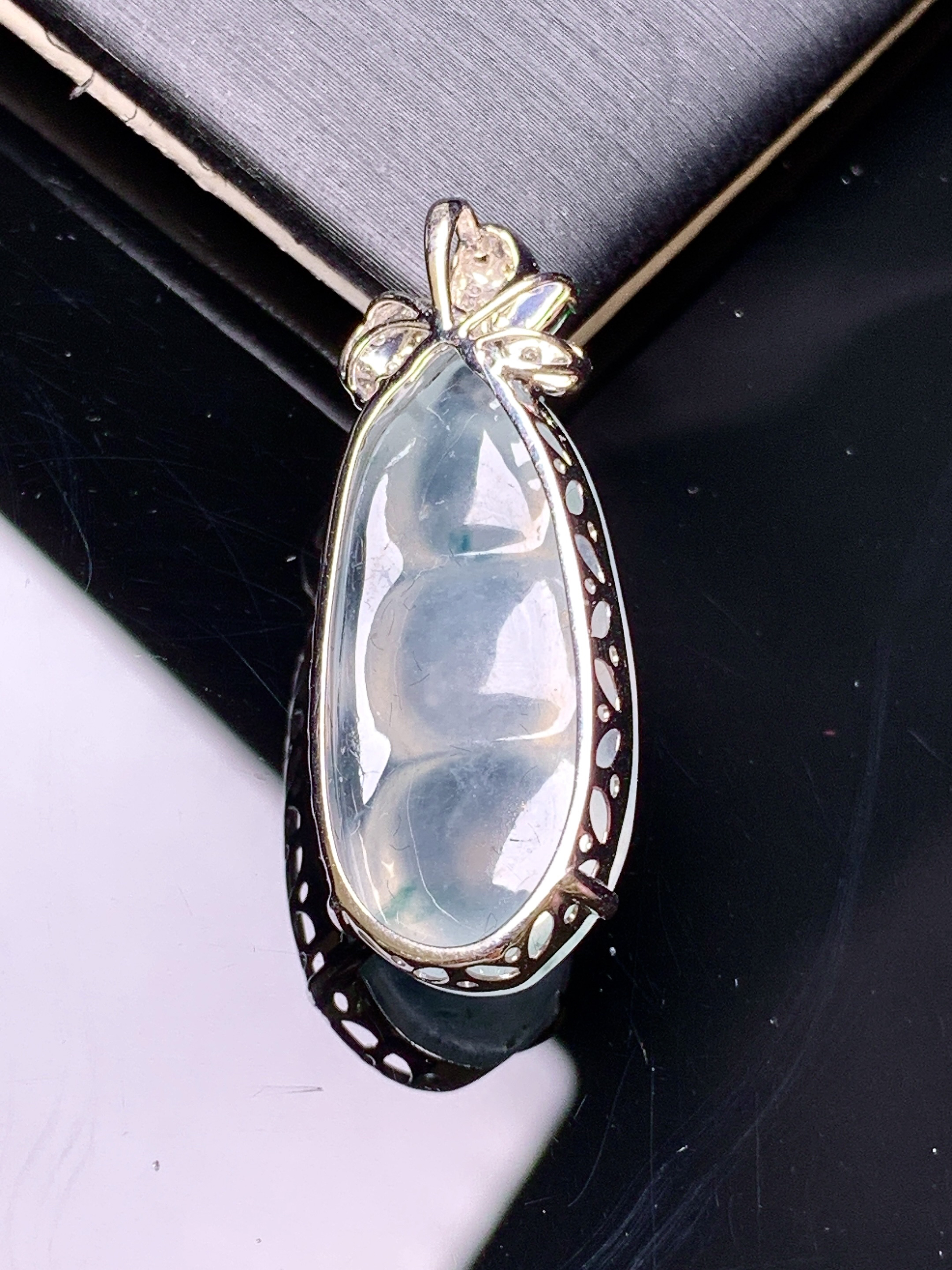 18k金钻镶嵌冰种四季豆吊坠 玉质细腻 色泽艳丽清新 水润亮眼 整体尺寸31.8*12.5*8.2g2