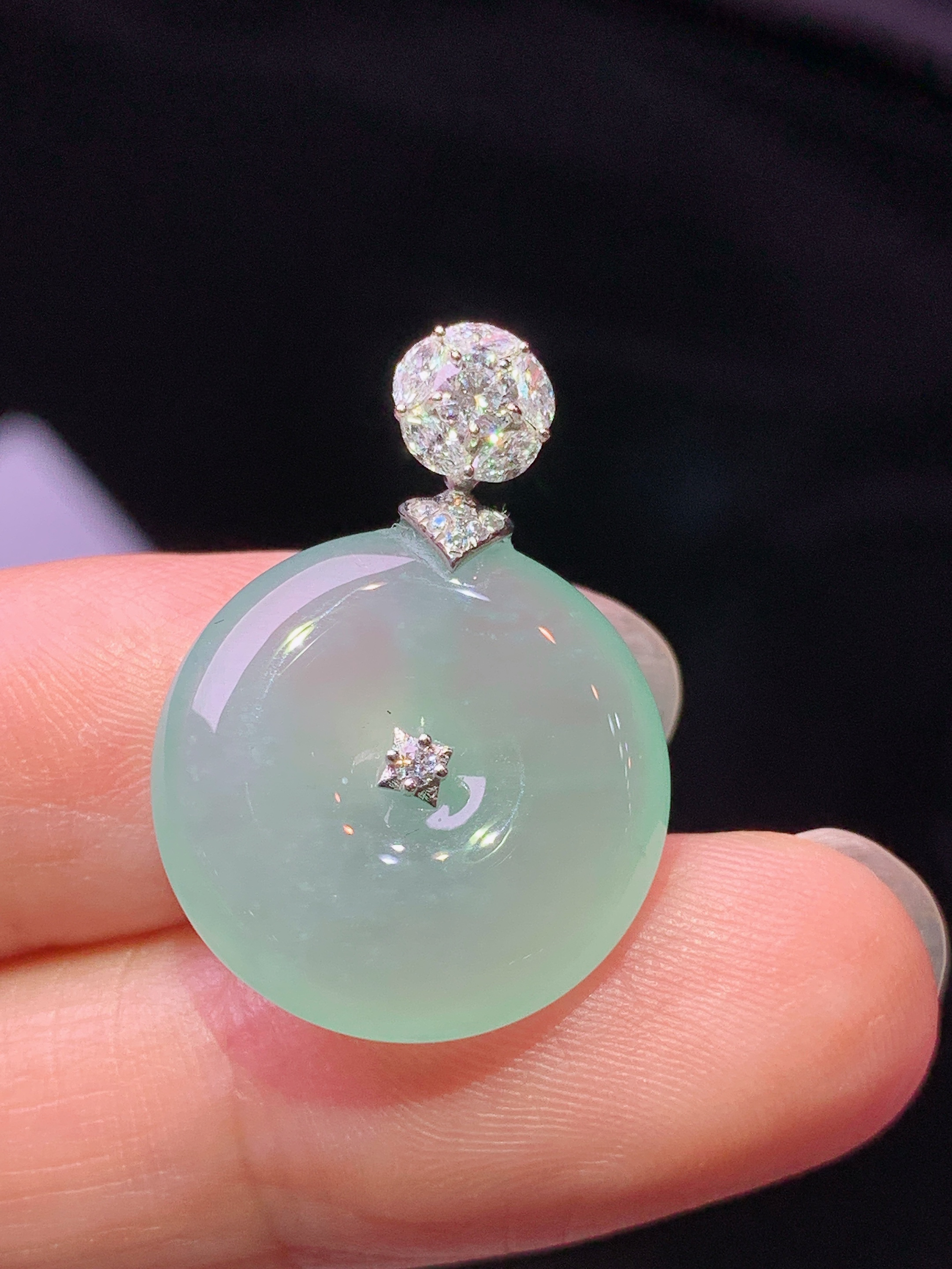 18k金钻镶嵌冰种浅绿平安扣吊坠 玉质细腻 色泽艳丽清新 水润亮眼 整体尺寸25*17.8*5c1