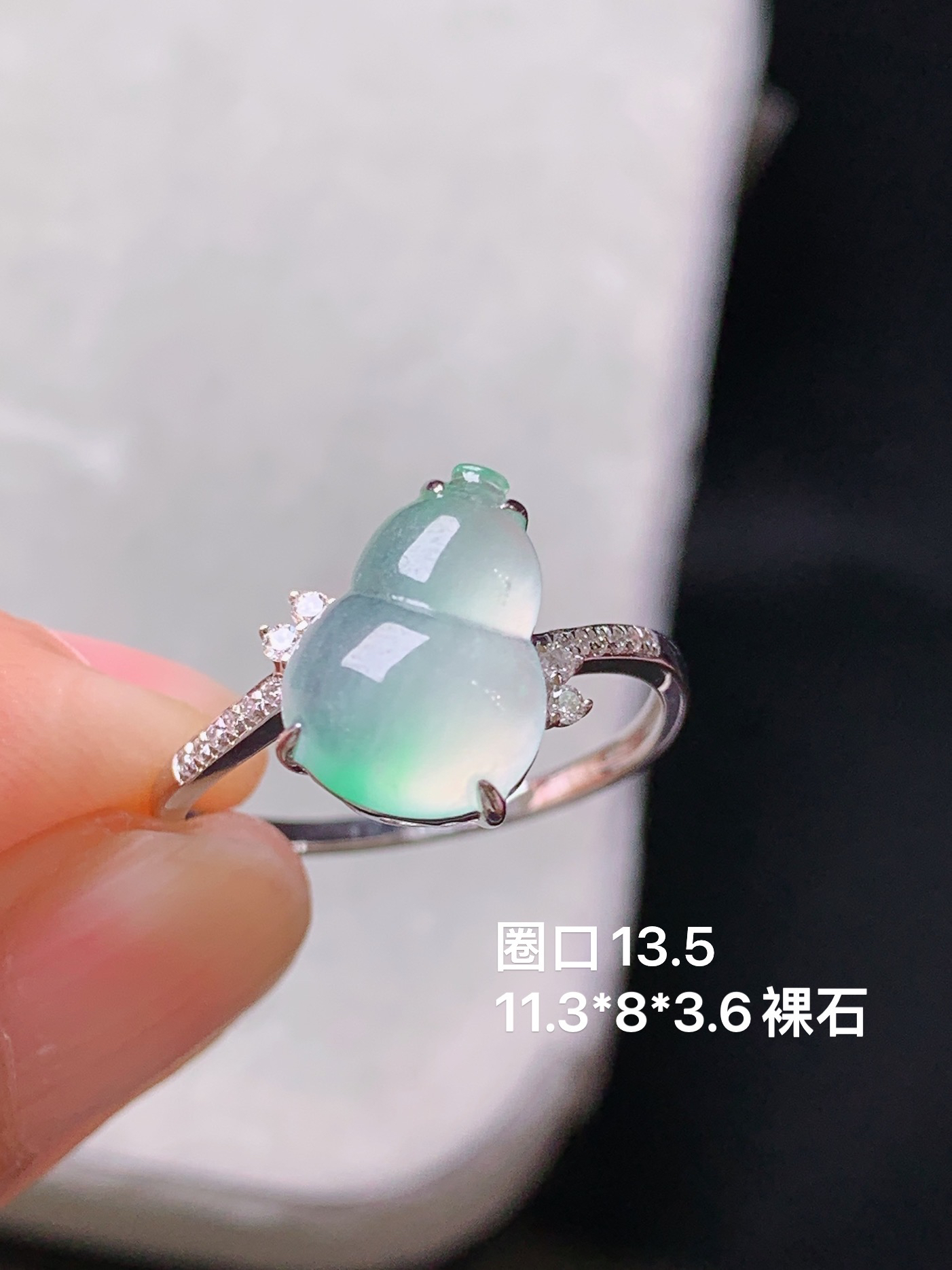 18k金钻镶嵌冰种飘绿葫芦戒指 玉质细腻 色泽艳丽清新 水润亮眼 圈口13.5 整体尺寸11.3*8*3.6g2