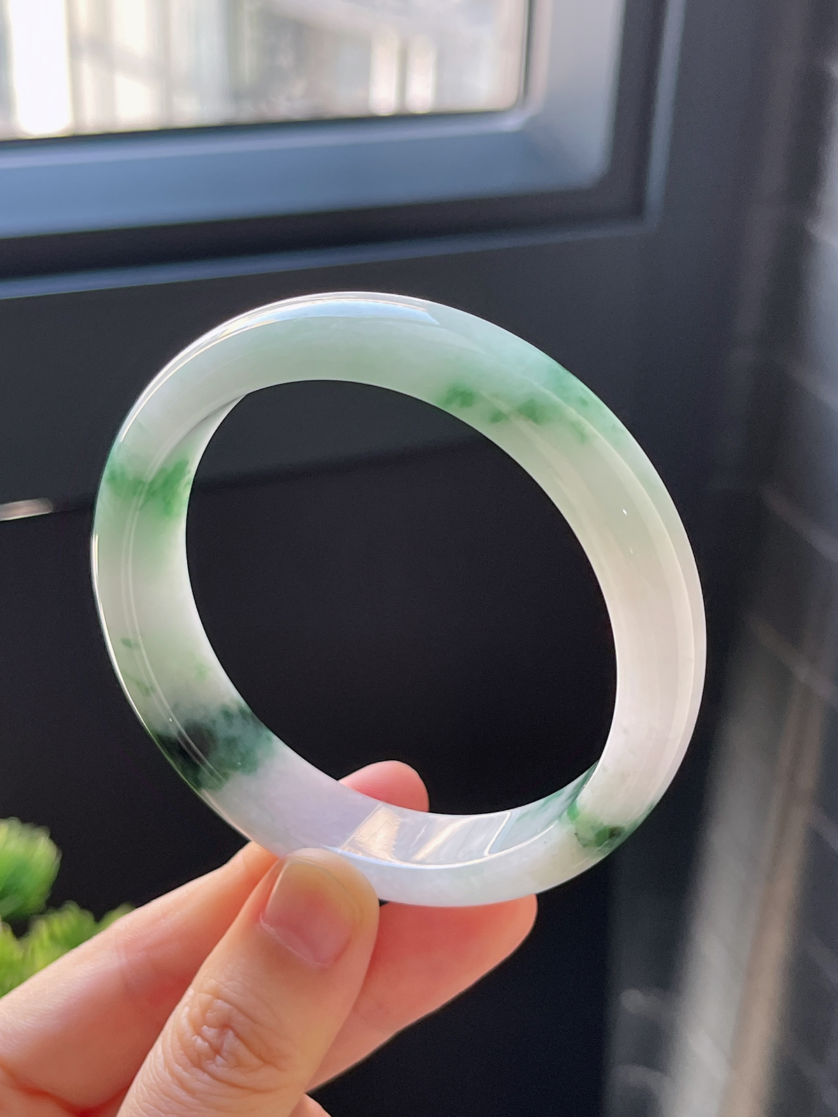 正圈57.9圈口，翡翠糯化种飘绿手镯