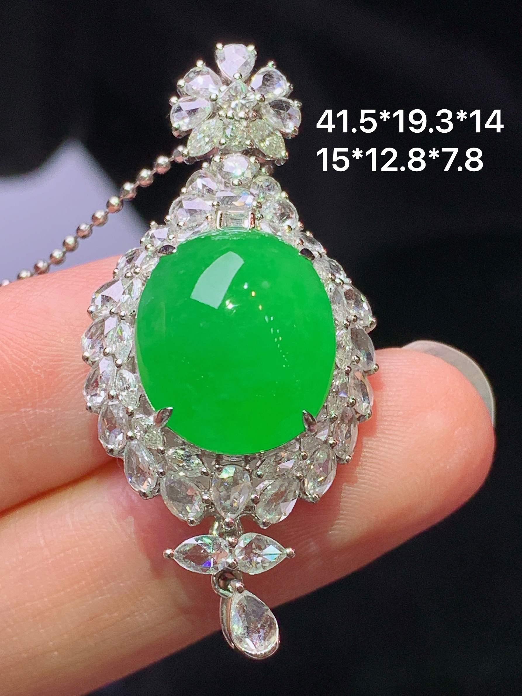 18k金钻镶嵌冰阳绿蛋面吊坠 玉质细腻 色泽艳丽清新 水润亮眼 整体尺寸41.5*19.3*14t2