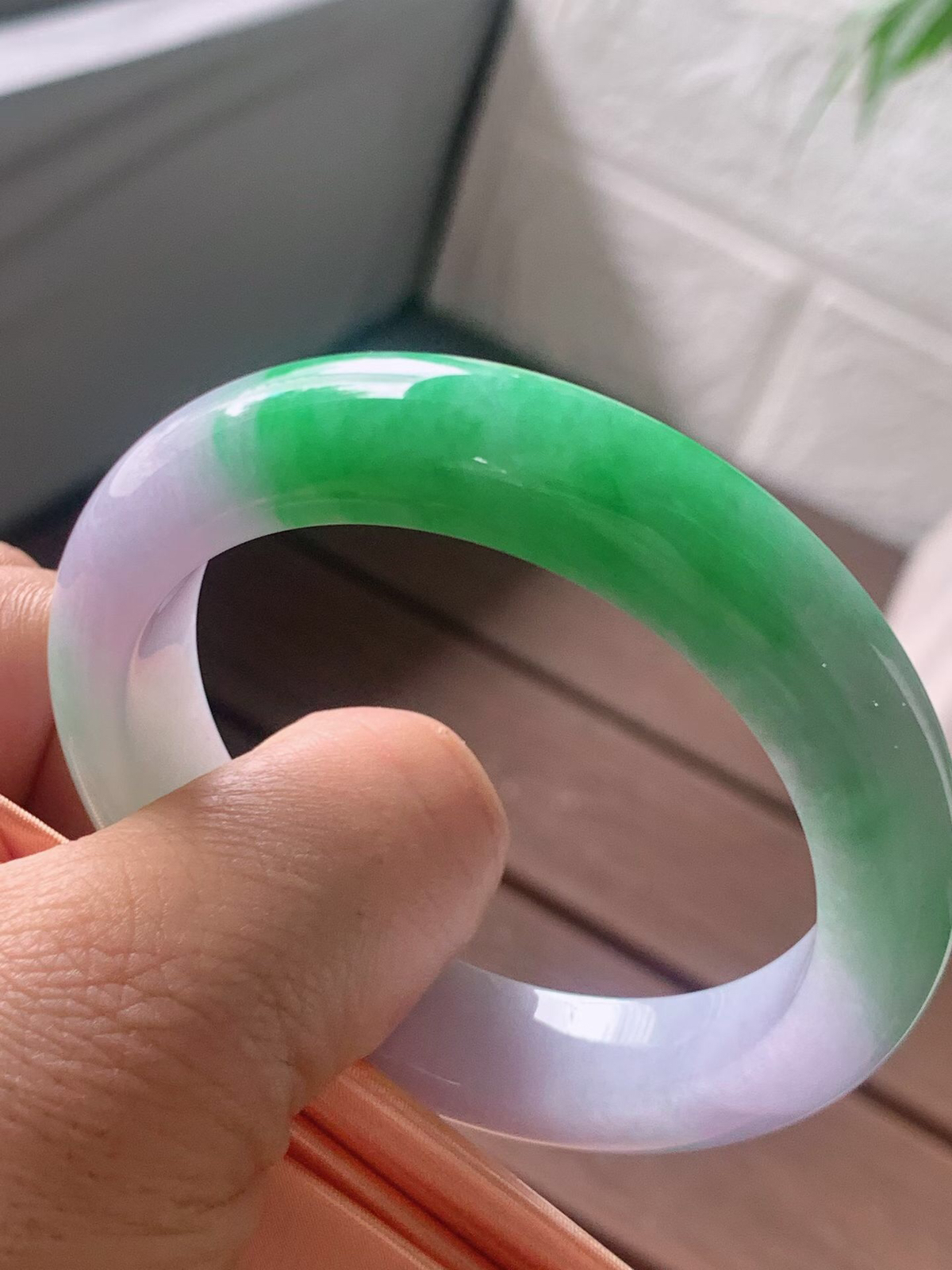 【翡翠名称】老坑种春带彩阳绿正圈口手镯
【翡翠尺寸】53/12/8.7mm适合52-54正圈口佩戴
【翡翠描述】宝贝种老水足，玉质细腻，色泽靓丽，性价比高，佩戴效果好！
【其它赠送】权威证书/精美挂绳盒子/支持全国复检