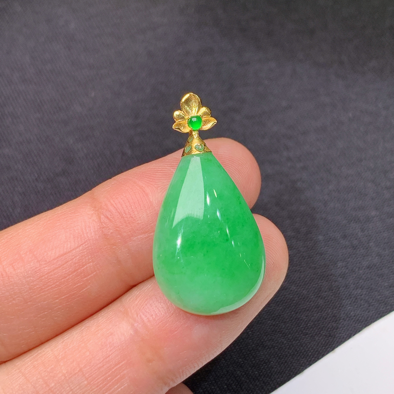 飘绿水滴吊坠，18k金扣头，冰润细腻，种水足，Lt 尺寸27.8*14.5*6.1