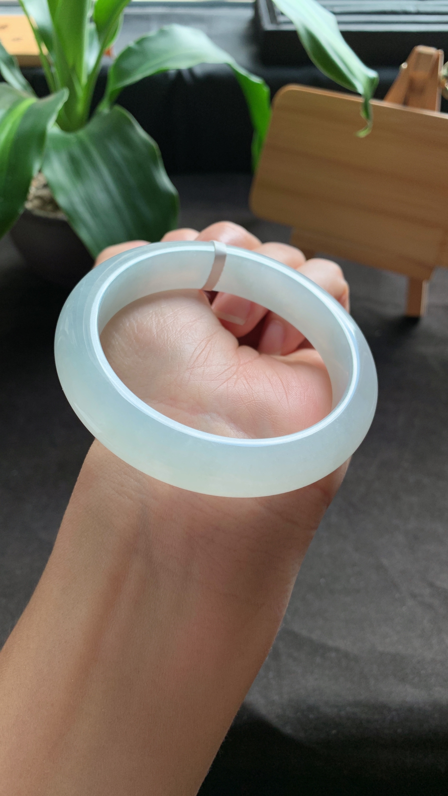 56圈口 天然A货翡翠手镯 种水好 版型宽厚 水润细腻