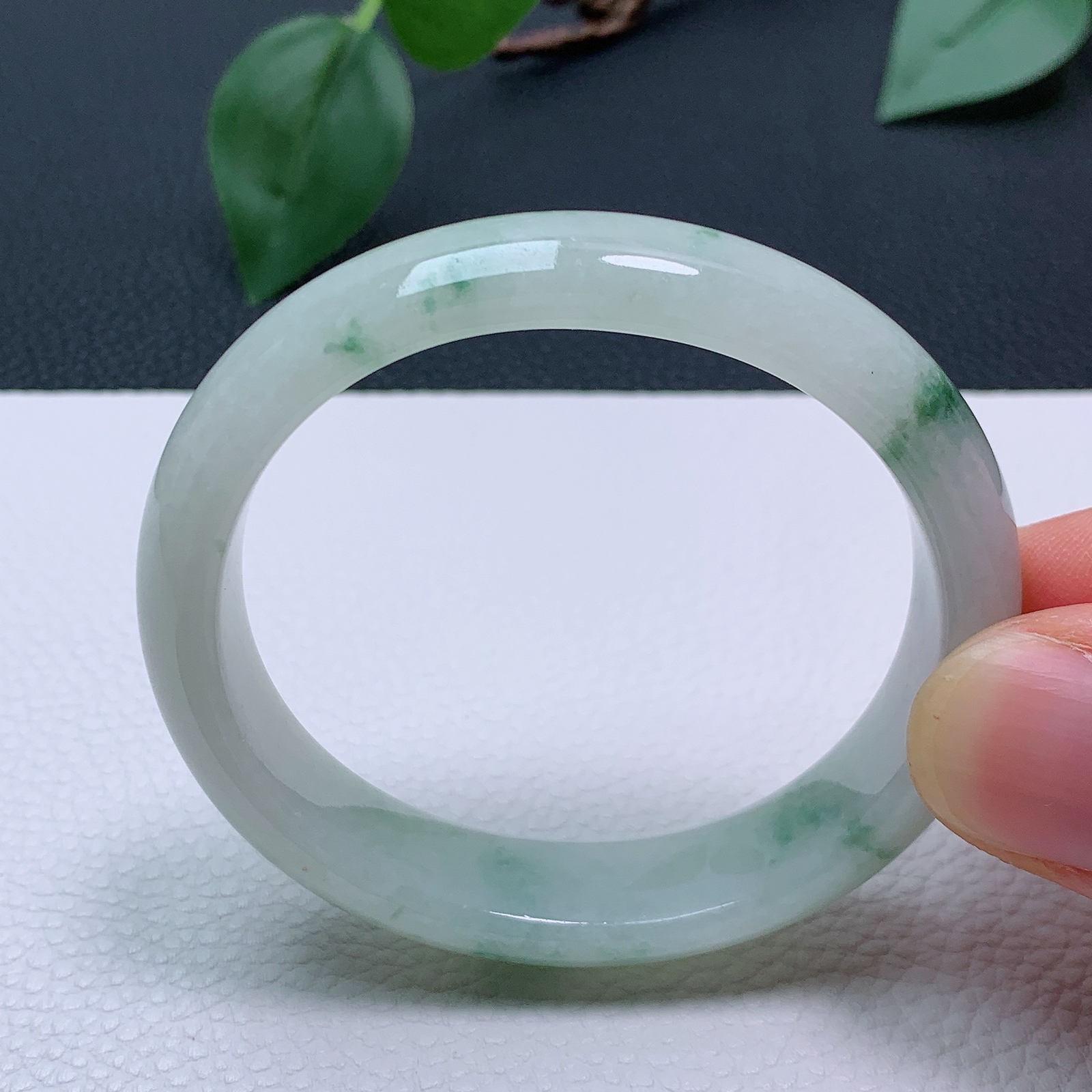 天然翡翠 小圈口50-51老坑飘花贵妃手镯 玉质细腻 种水好 尺寸:51-46-12.5-6.8mm