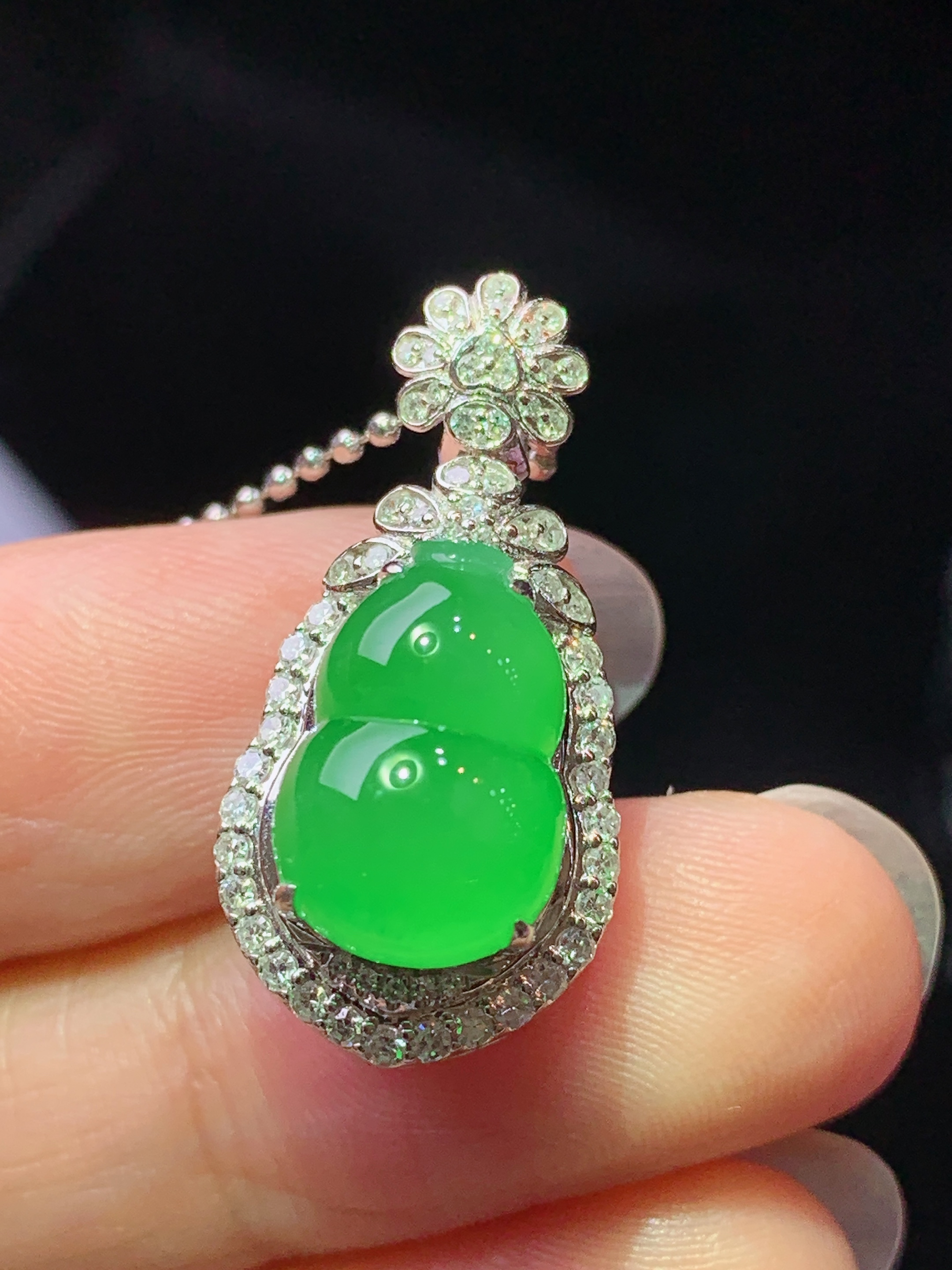 18k金钻镶嵌冰阳绿葫芦吊坠 玉质细腻 色泽艳丽清新 水润亮眼 整体尺寸26.3*12.8*12.3h1