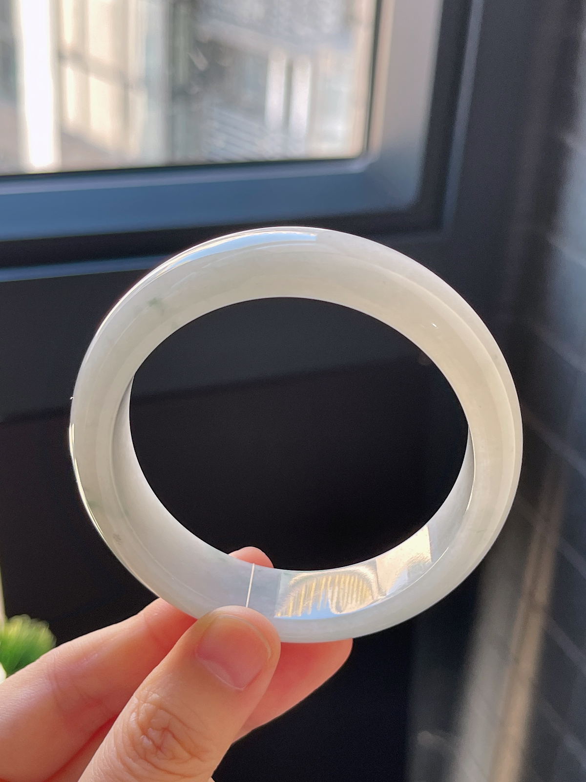 正圈55.5圈口，翡翠糯化种淡绿色手镯