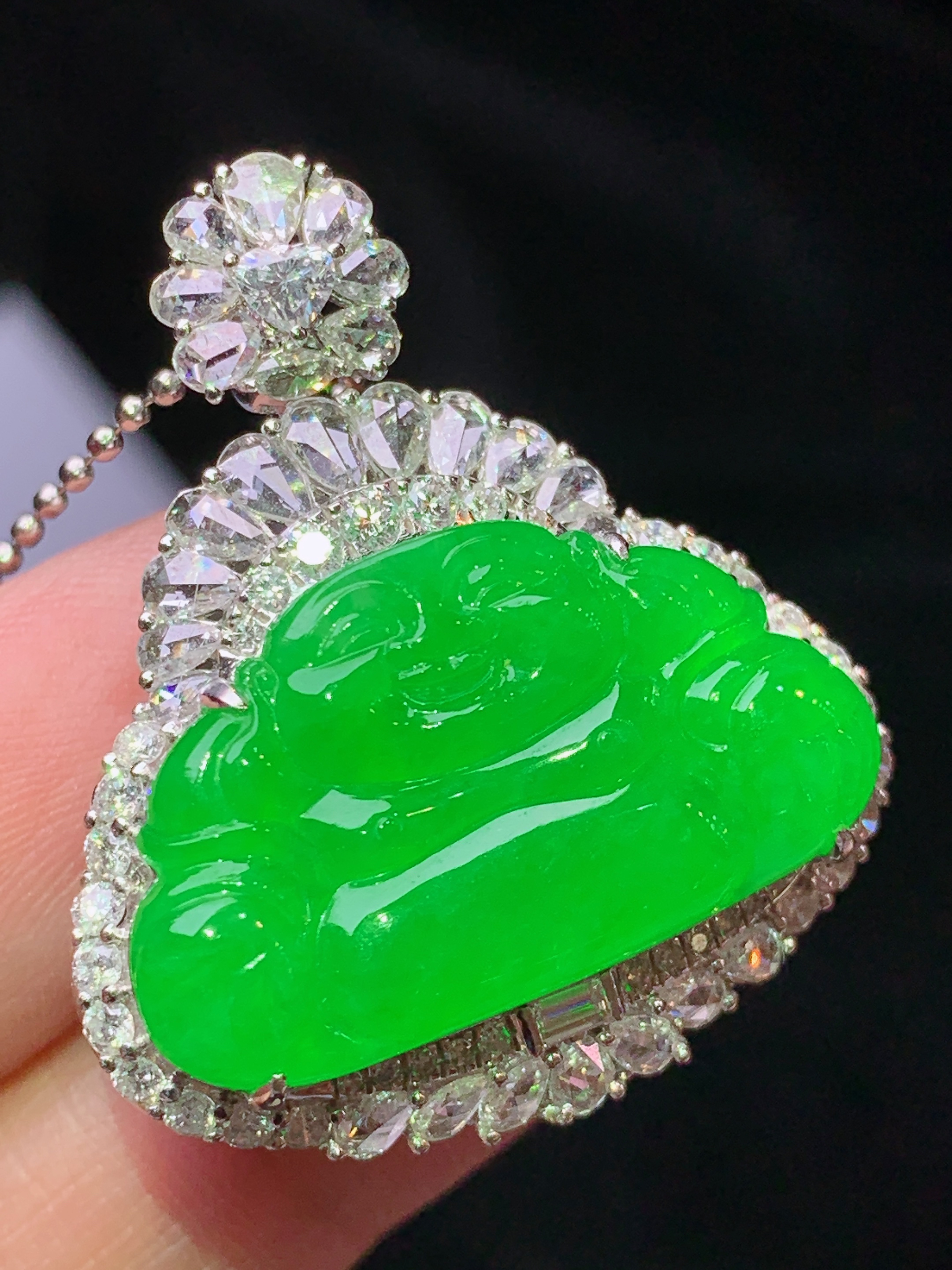 18k金钻镶嵌冰阳绿佛公吊坠 玉质细腻 色泽艳丽清新 水润亮眼 整体尺寸31.5*27*11.8t2